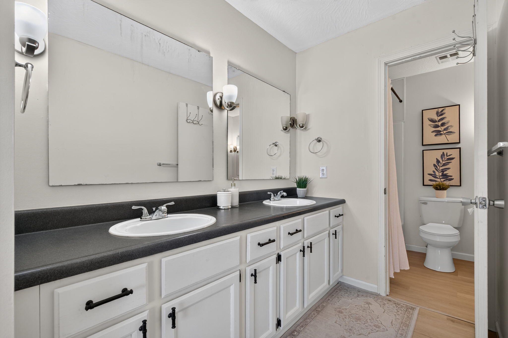 2700 South Ingram Mill Road Apt 9 Property Photo 20