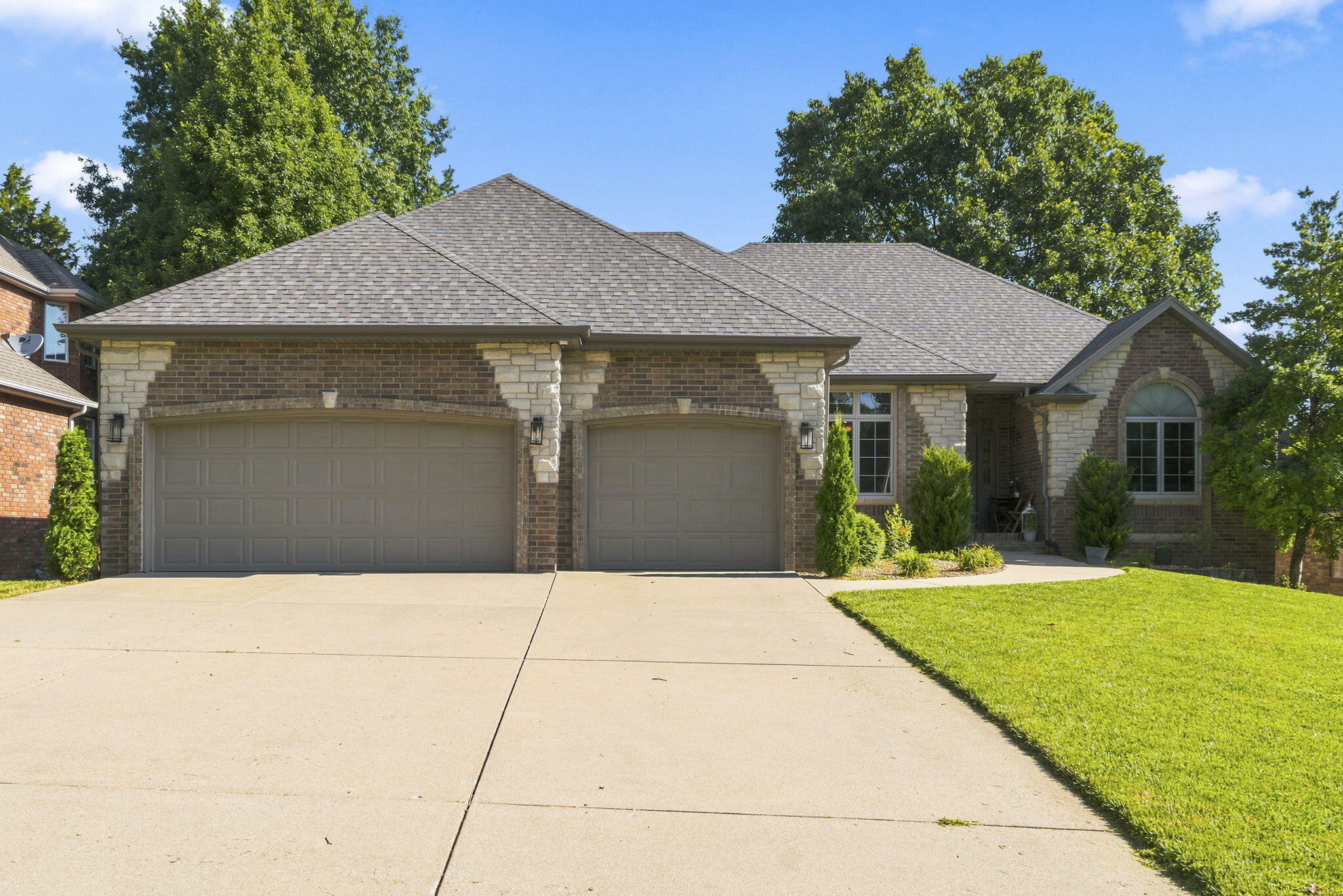1019 West Parkhill Circle Property Photo 1