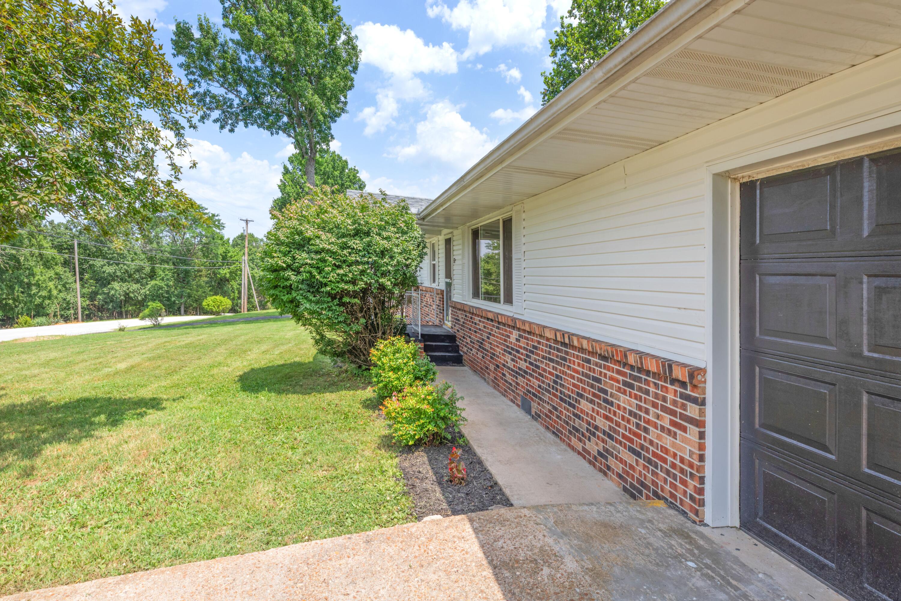 425 Wayland Drive Property Photo 3