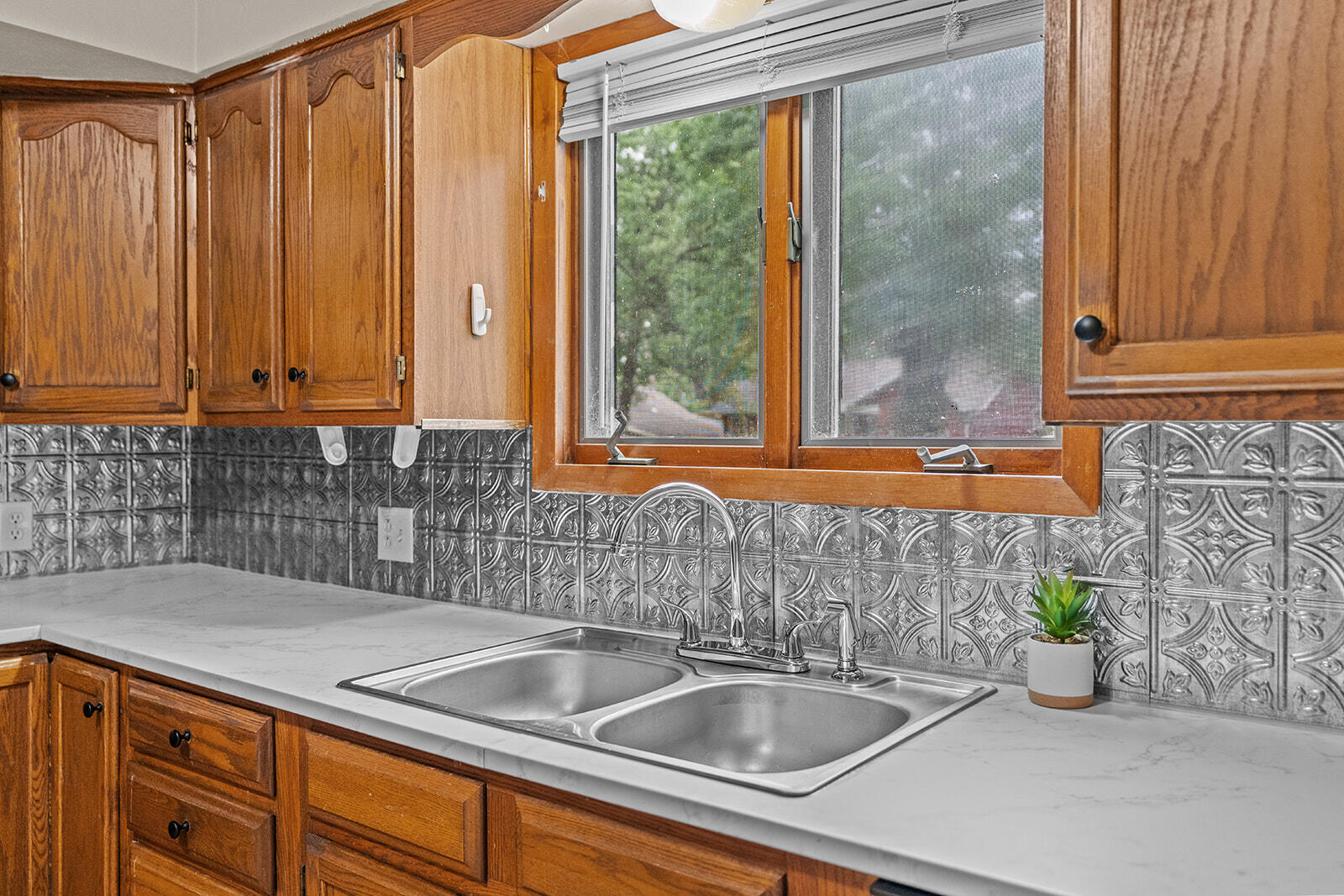 1538 East Lindberg Street Property Photo 12
