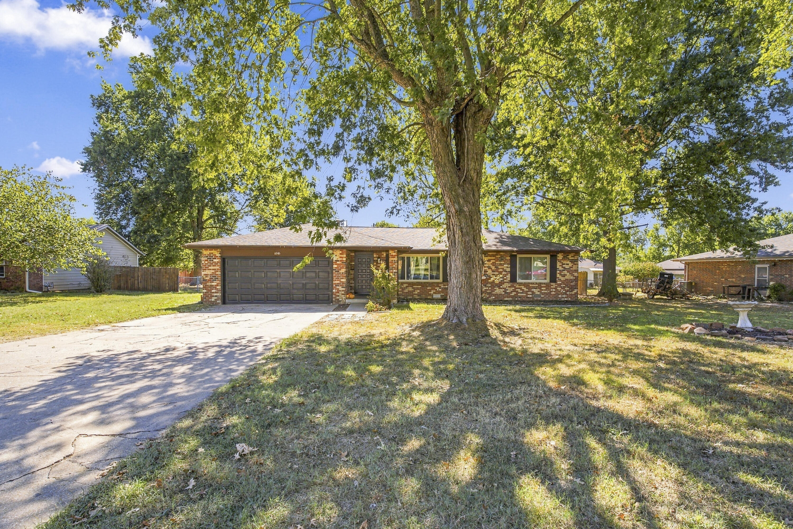 6946 West Lone Oak Street Property Photo 1