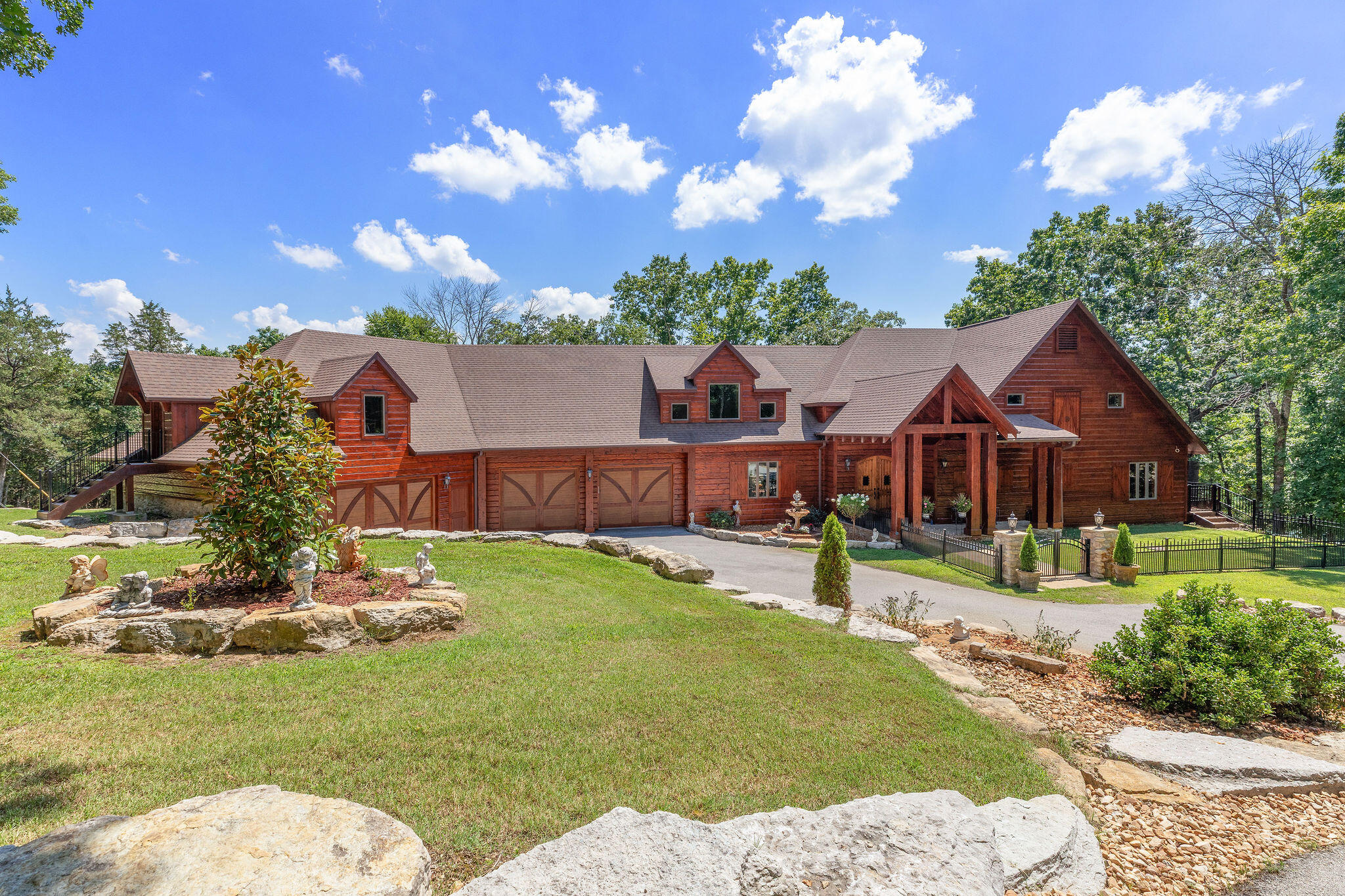 1517 Lake Bluff Drive Property Photo 3