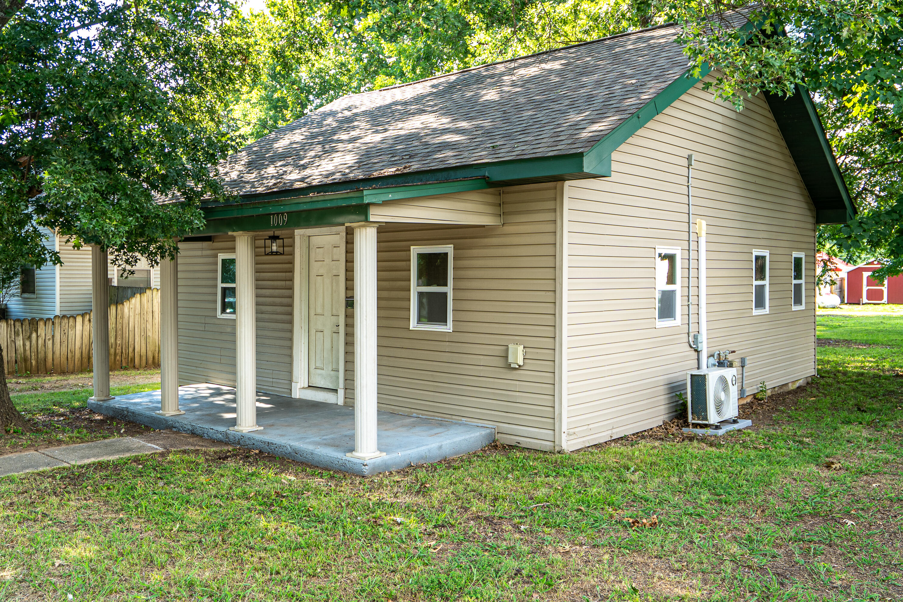 1009 West Cass Avenue Property Photo 1