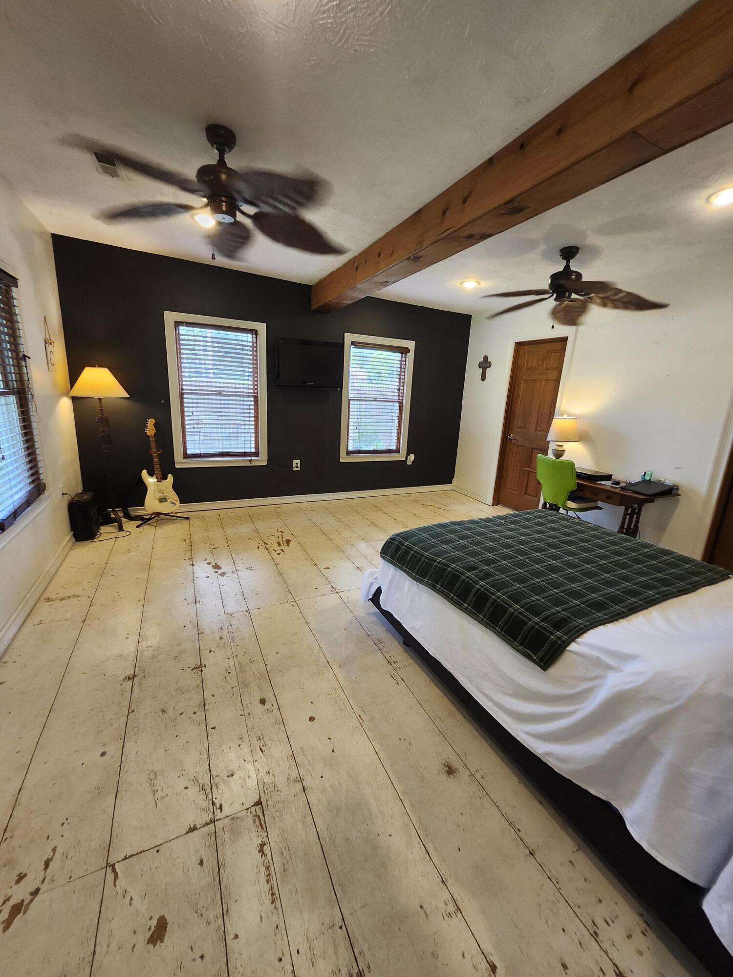 209 South Rush Street Property Photo 14