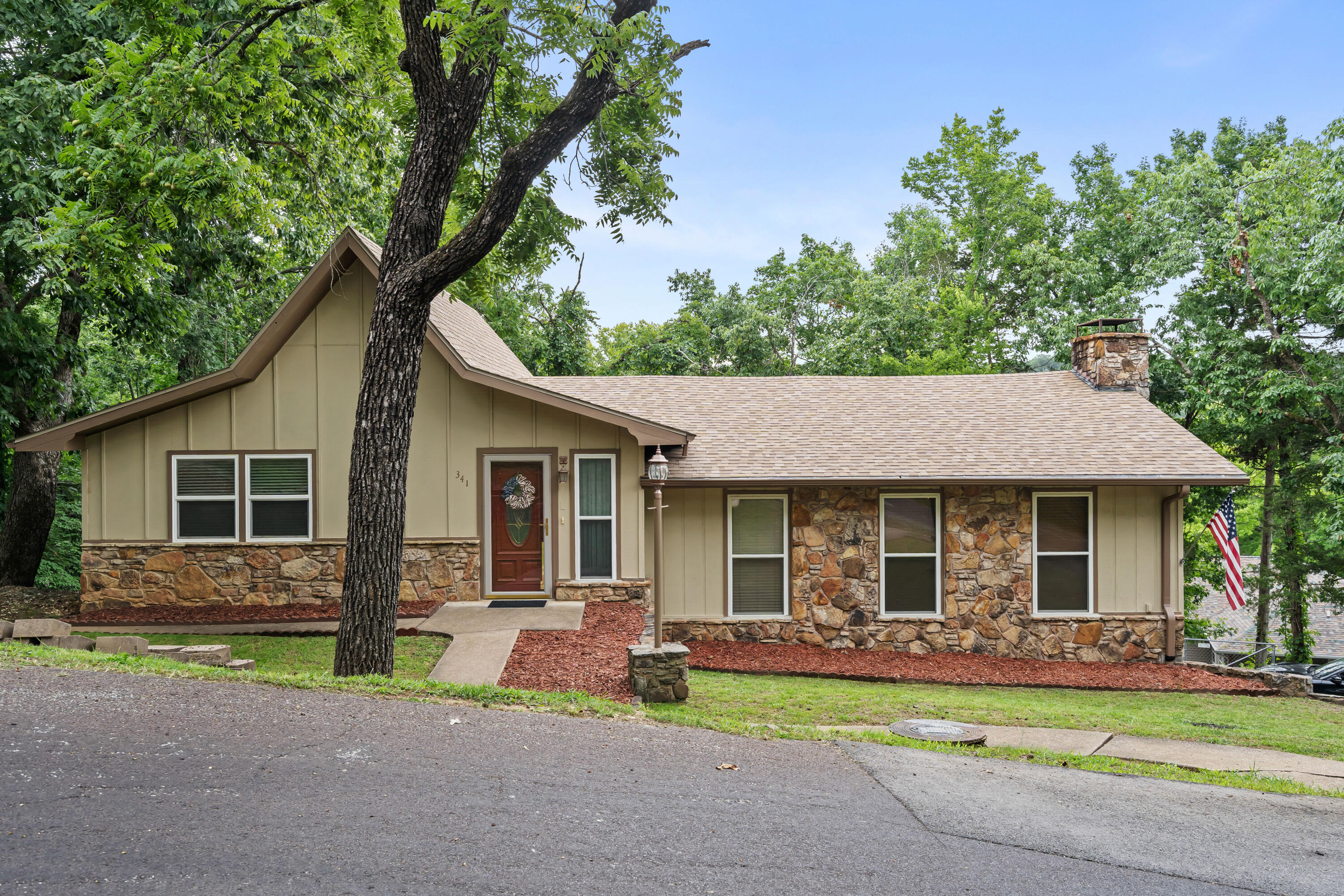 341 River Drive Property Photo 3