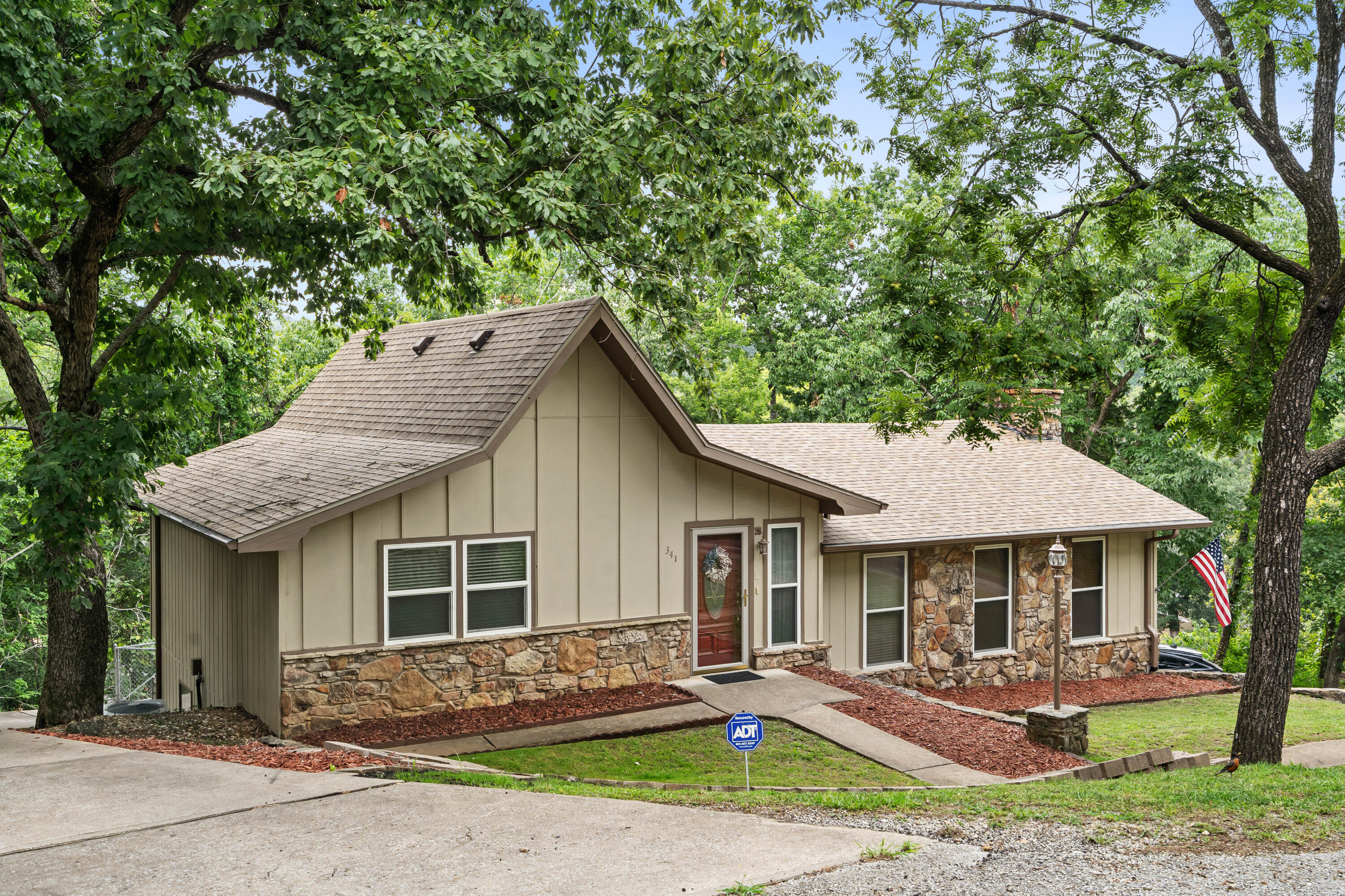 341 River Drive Property Photo 4