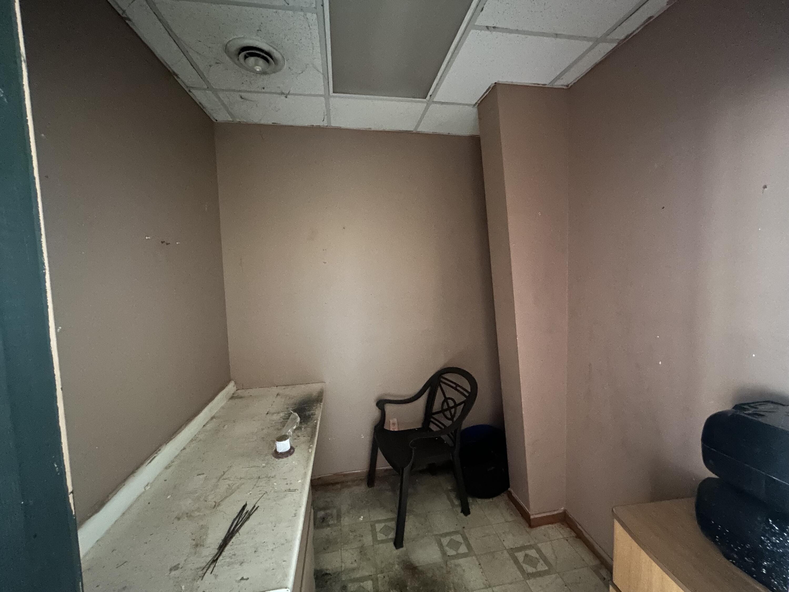 1913 A West Broadway Street Property Photo 4