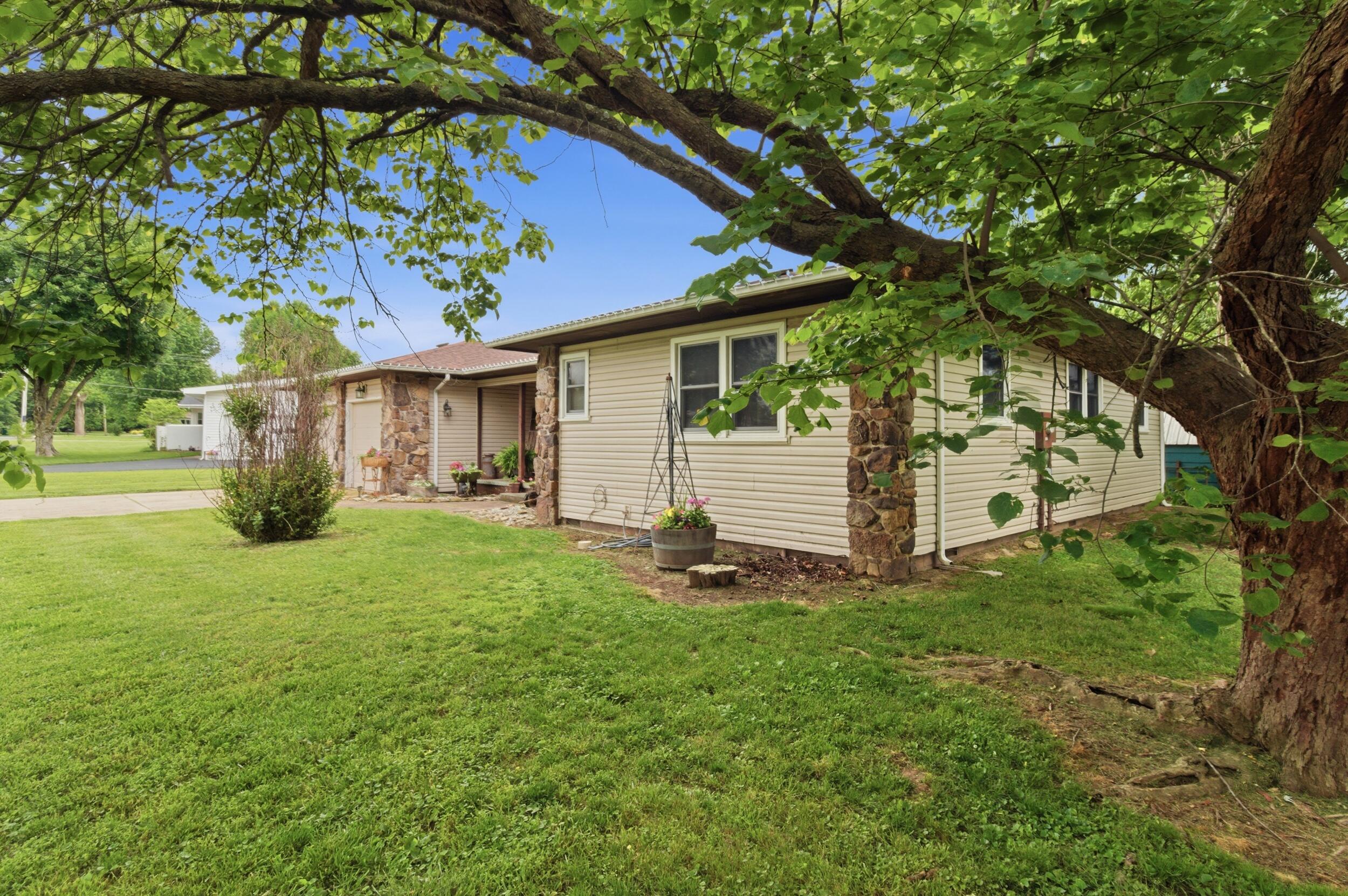 708 Carlton Street Property Photo 3