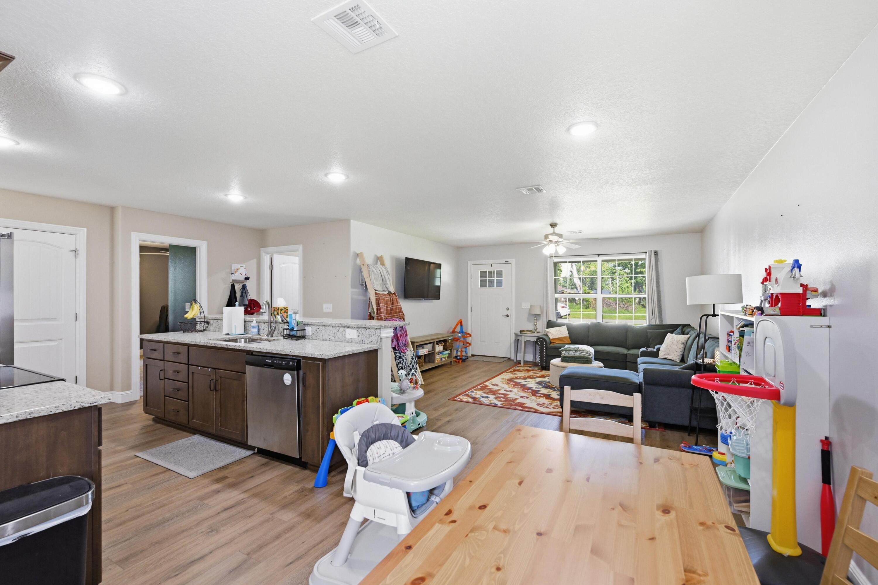 606 Webb Street Property Photo 8