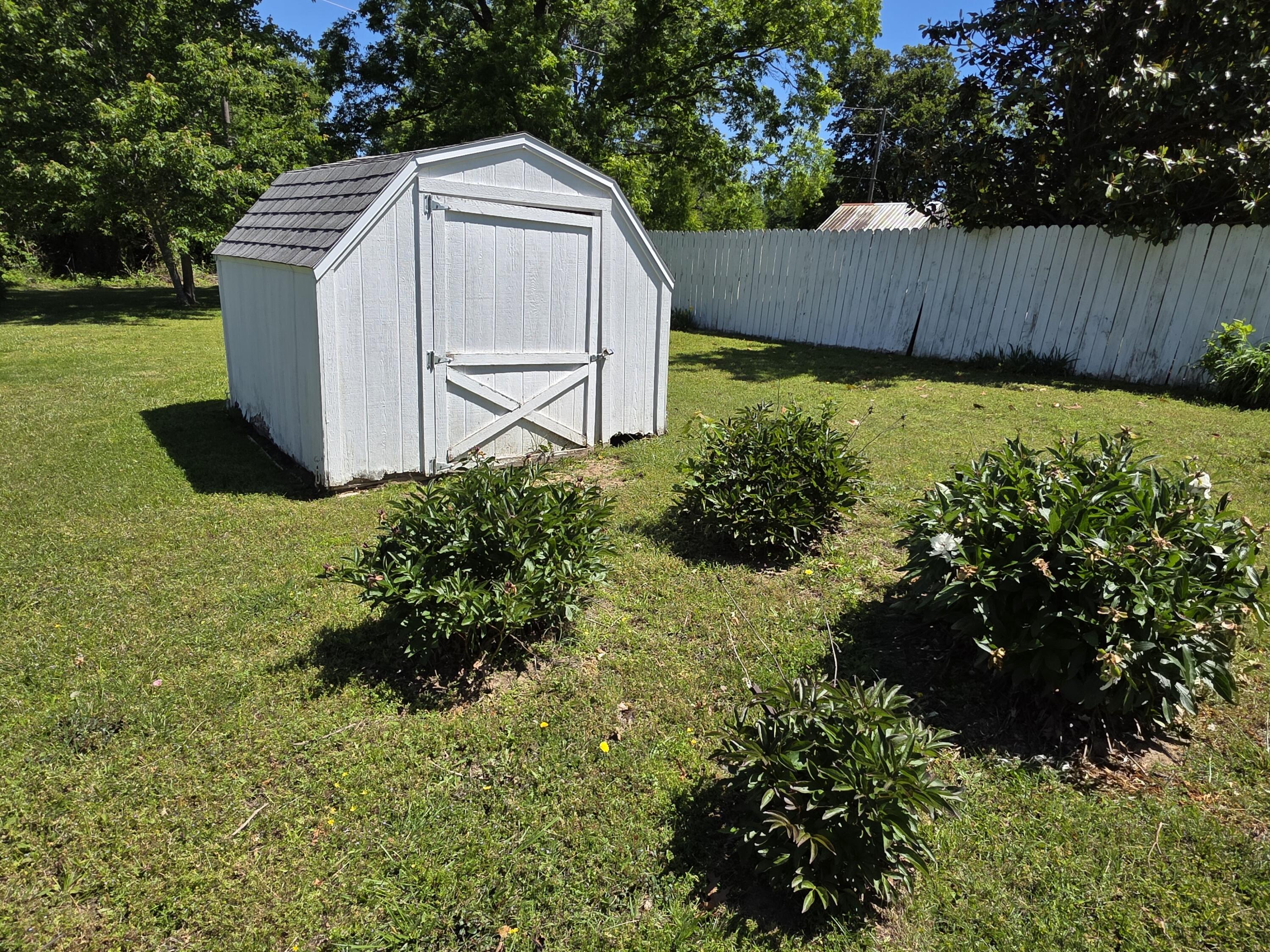 307 West Carman Road Property Photo 4