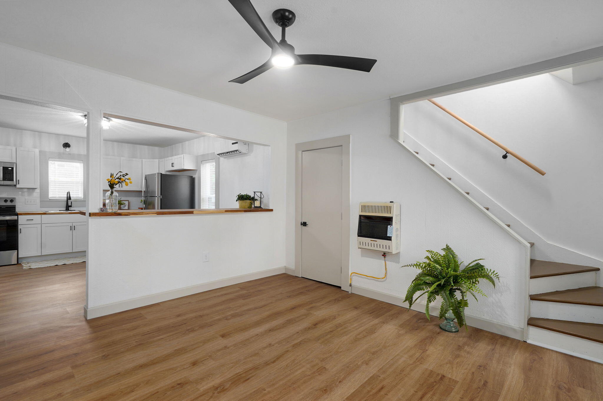 933 South Rinker Avenue Property Photo 4