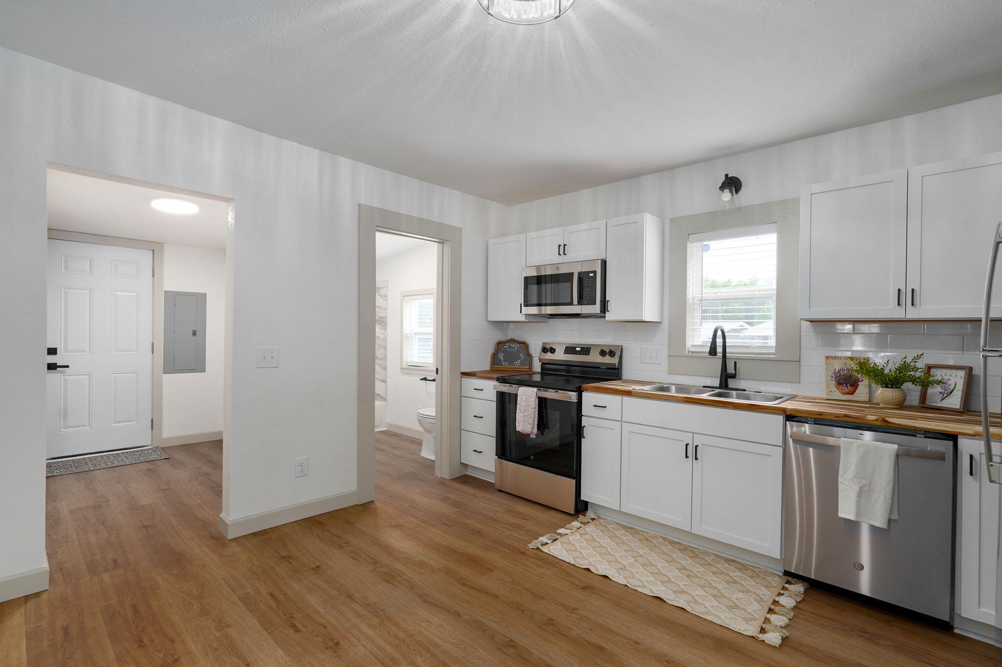933 South Rinker Avenue Property Photo 7