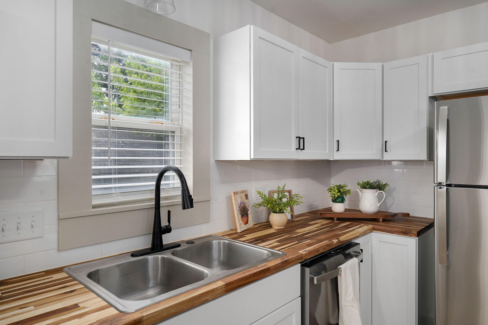 933 South Rinker Avenue Property Photo 8