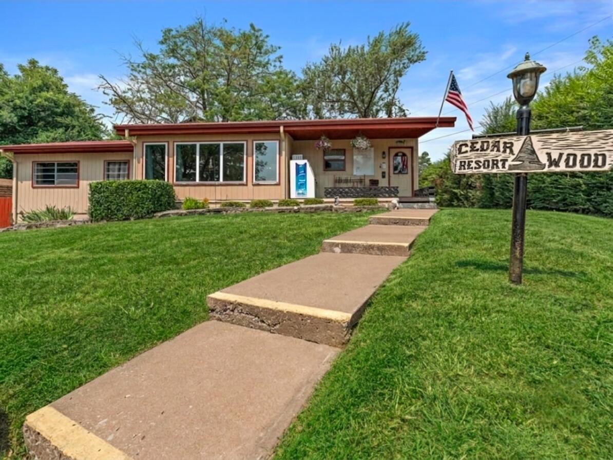 33 Lakeshore Drive Property Photo 1