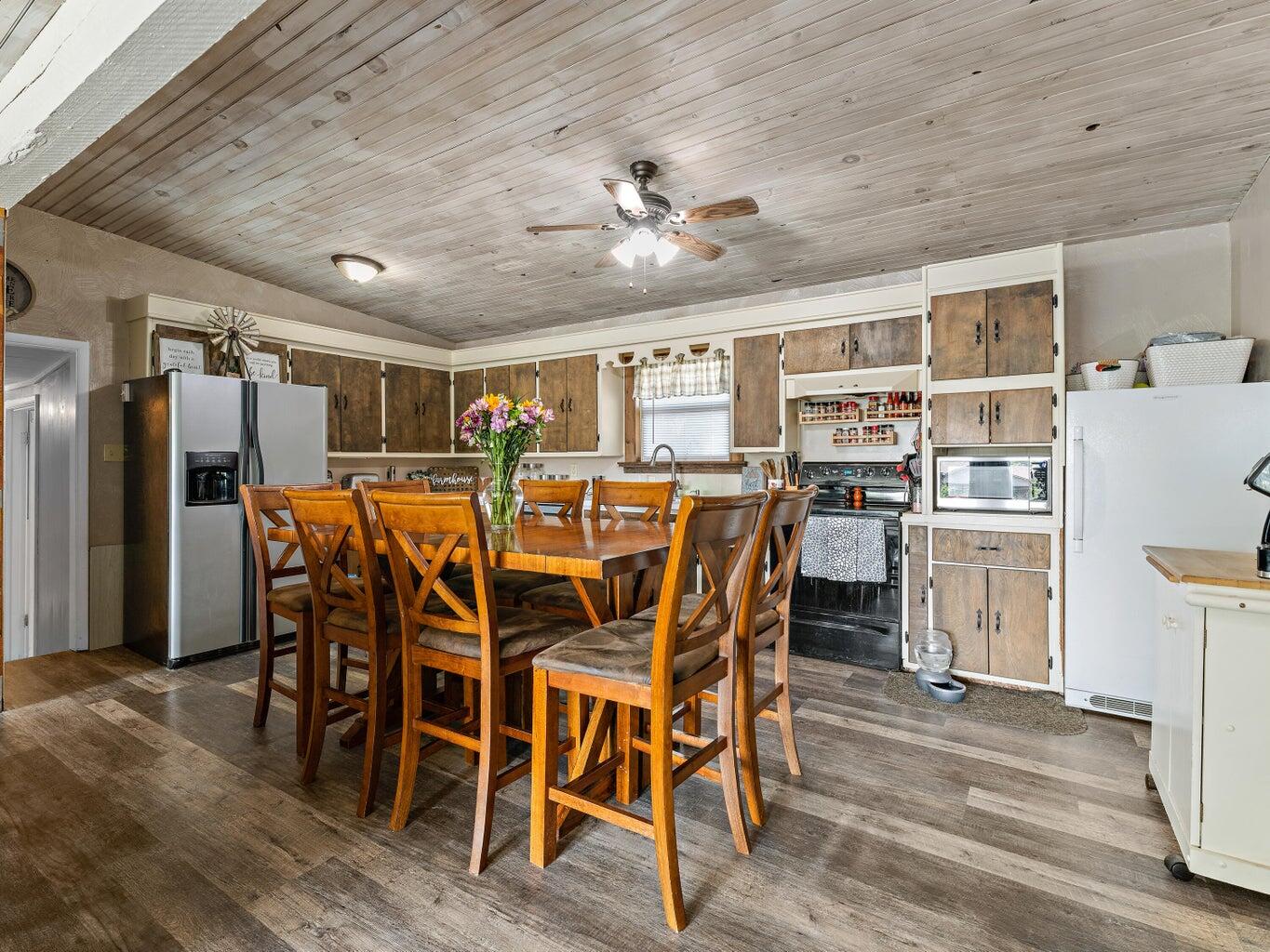 33 Lakeshore Drive Property Photo 13