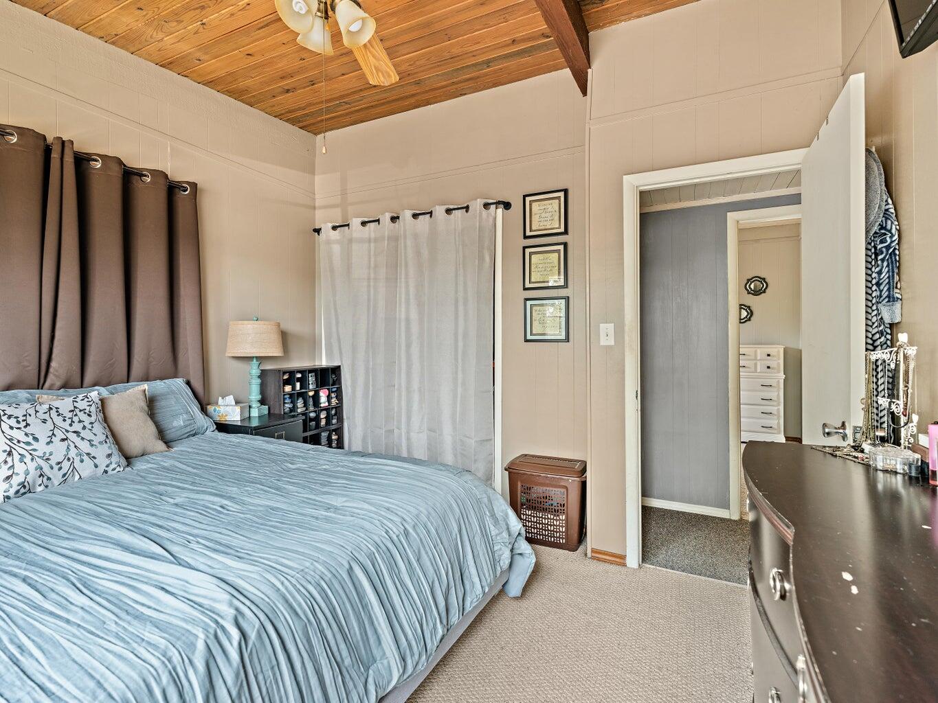 33 Lakeshore Drive Property Photo 16