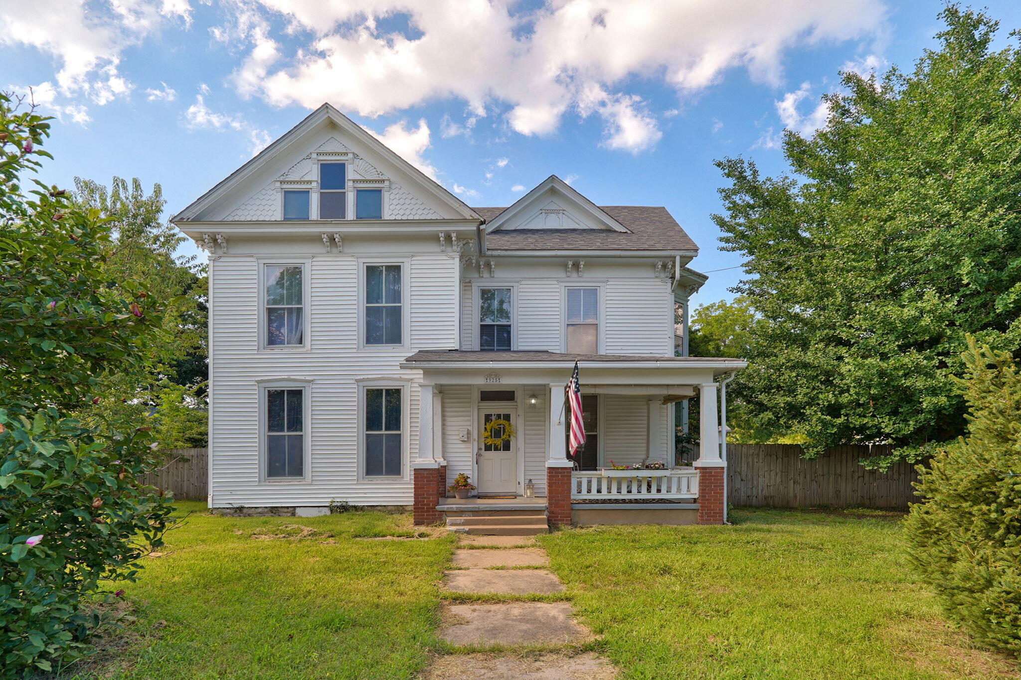 925 West Walnut Street Property Photo 1