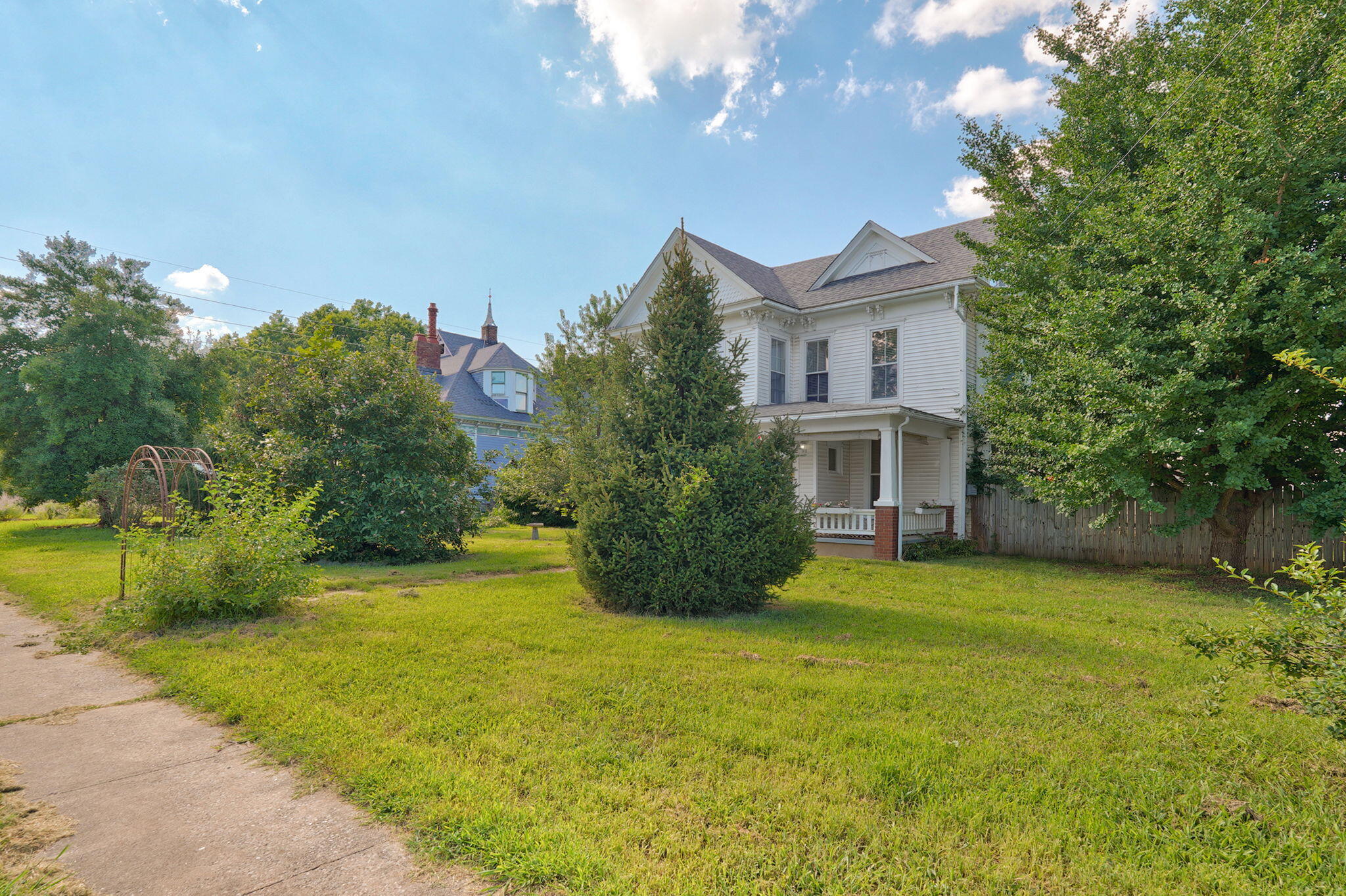 925 West Walnut Street Property Photo 3