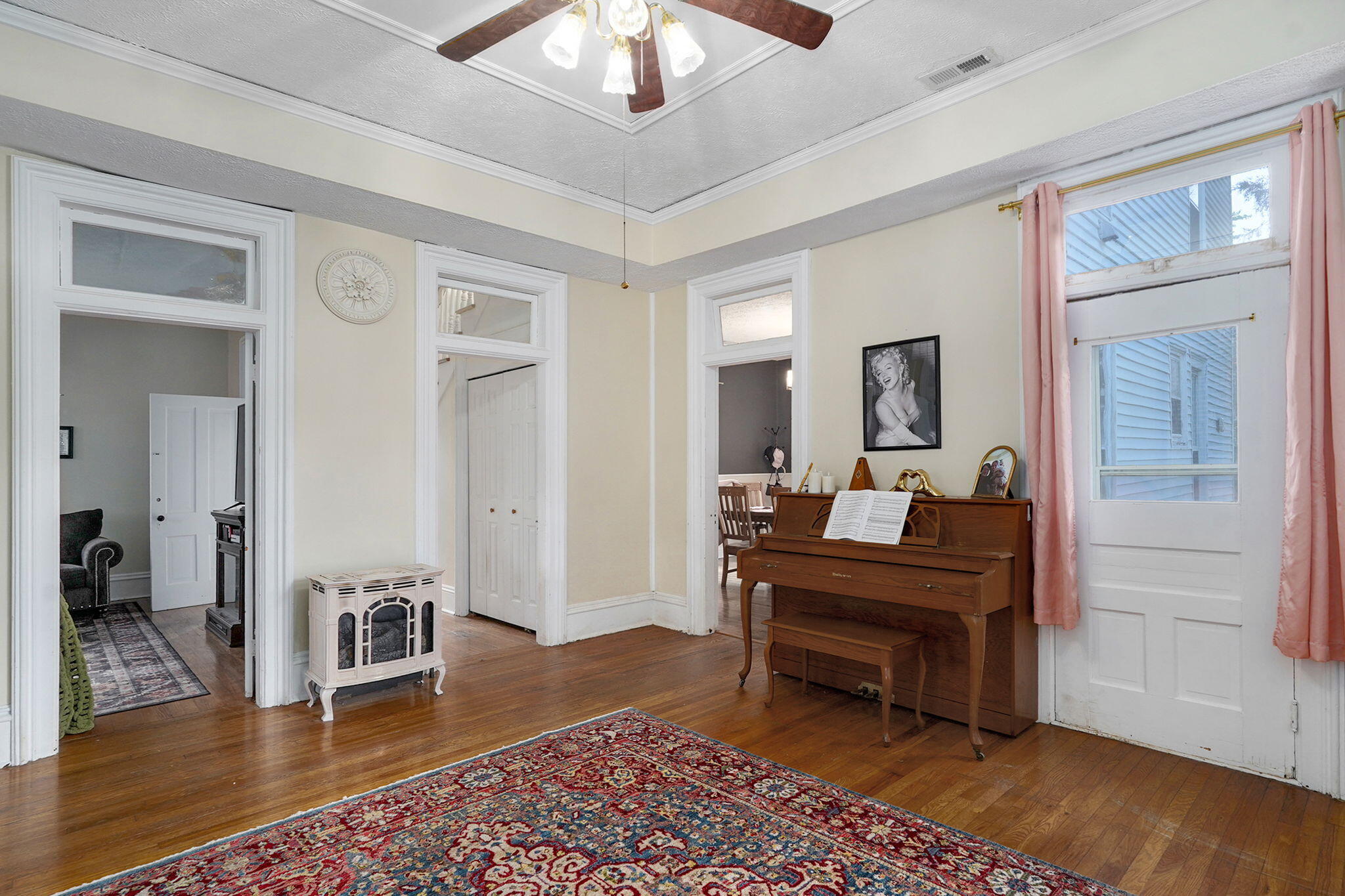 925 West Walnut Street Property Photo 11