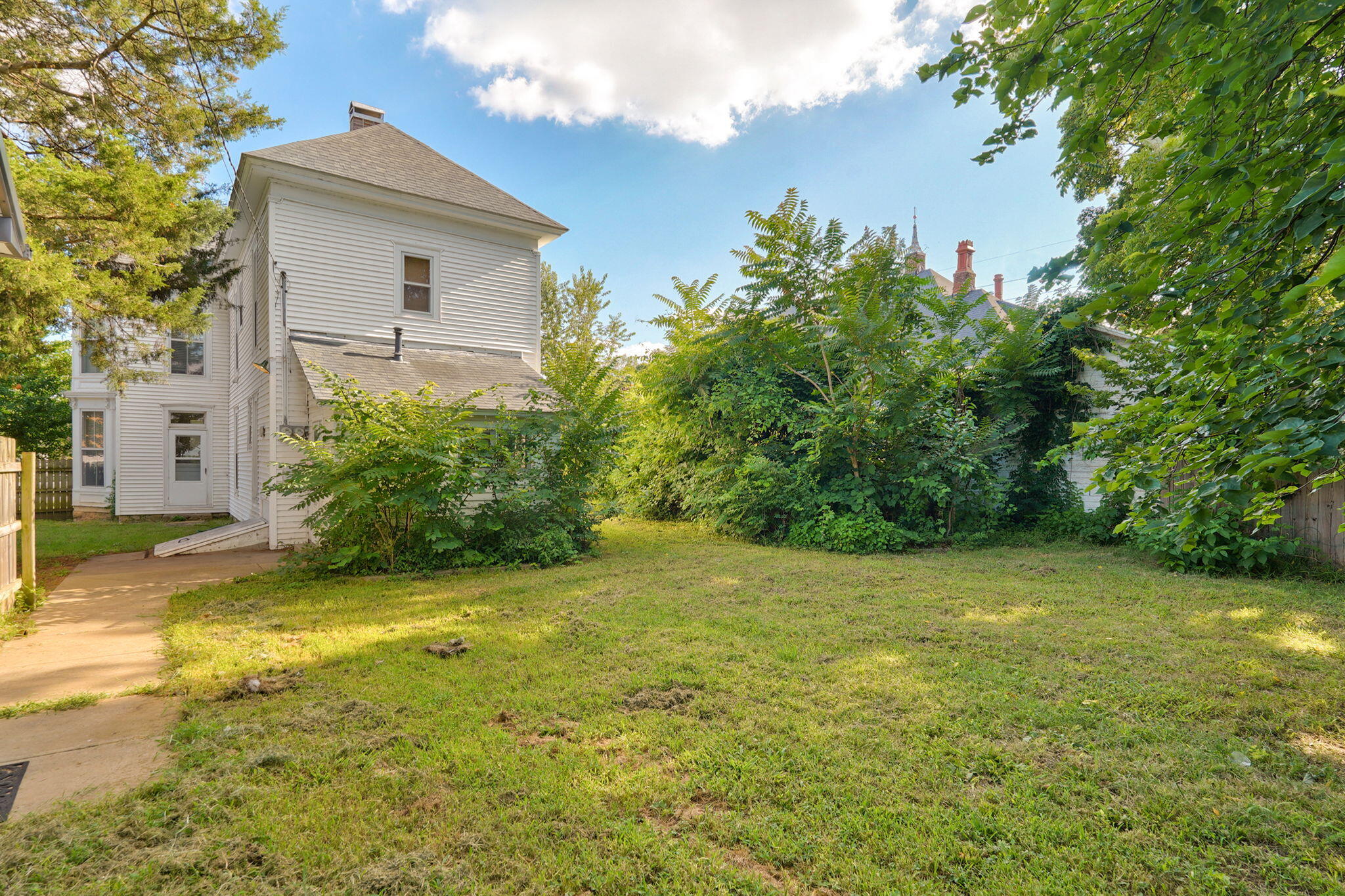 925 West Walnut Street Property Photo 37