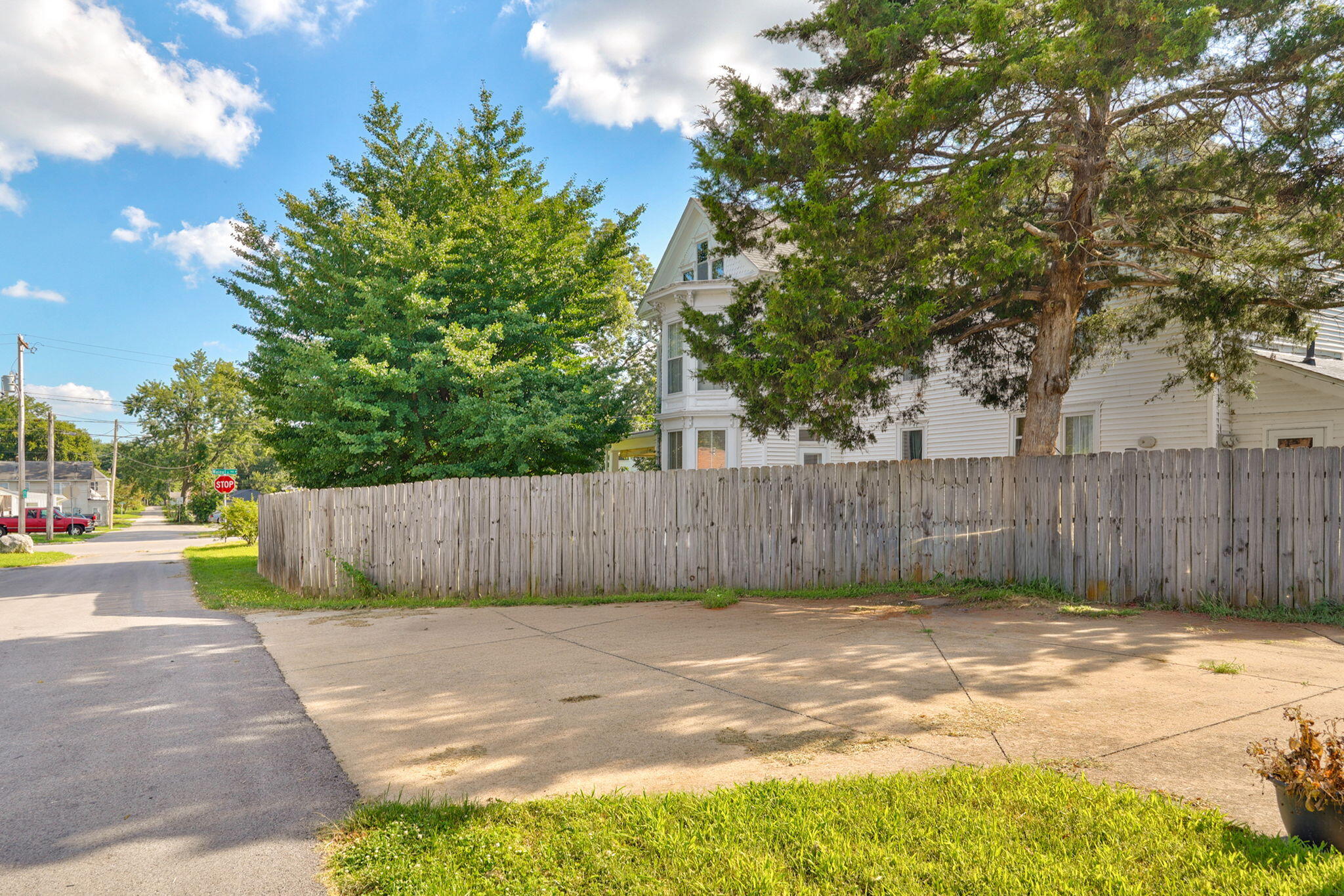 925 West Walnut Street Property Photo 41