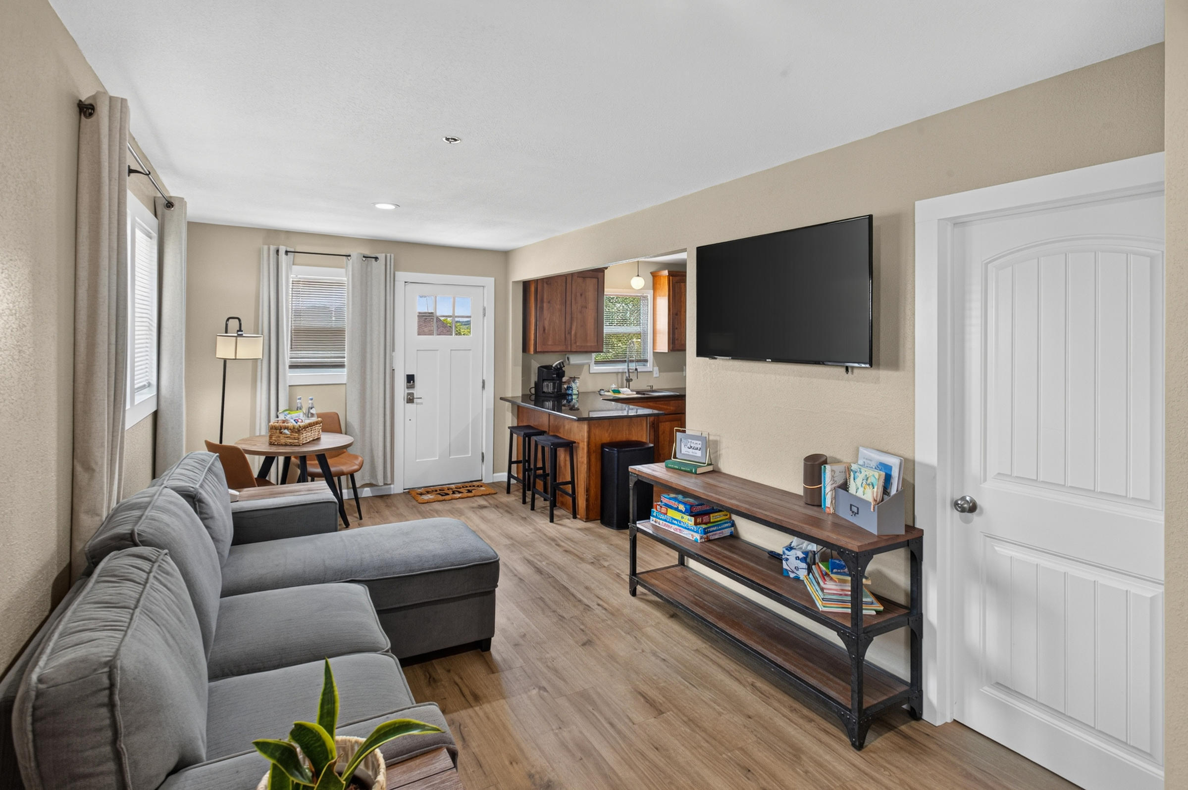 128 Lincoln Street Property Photo 4