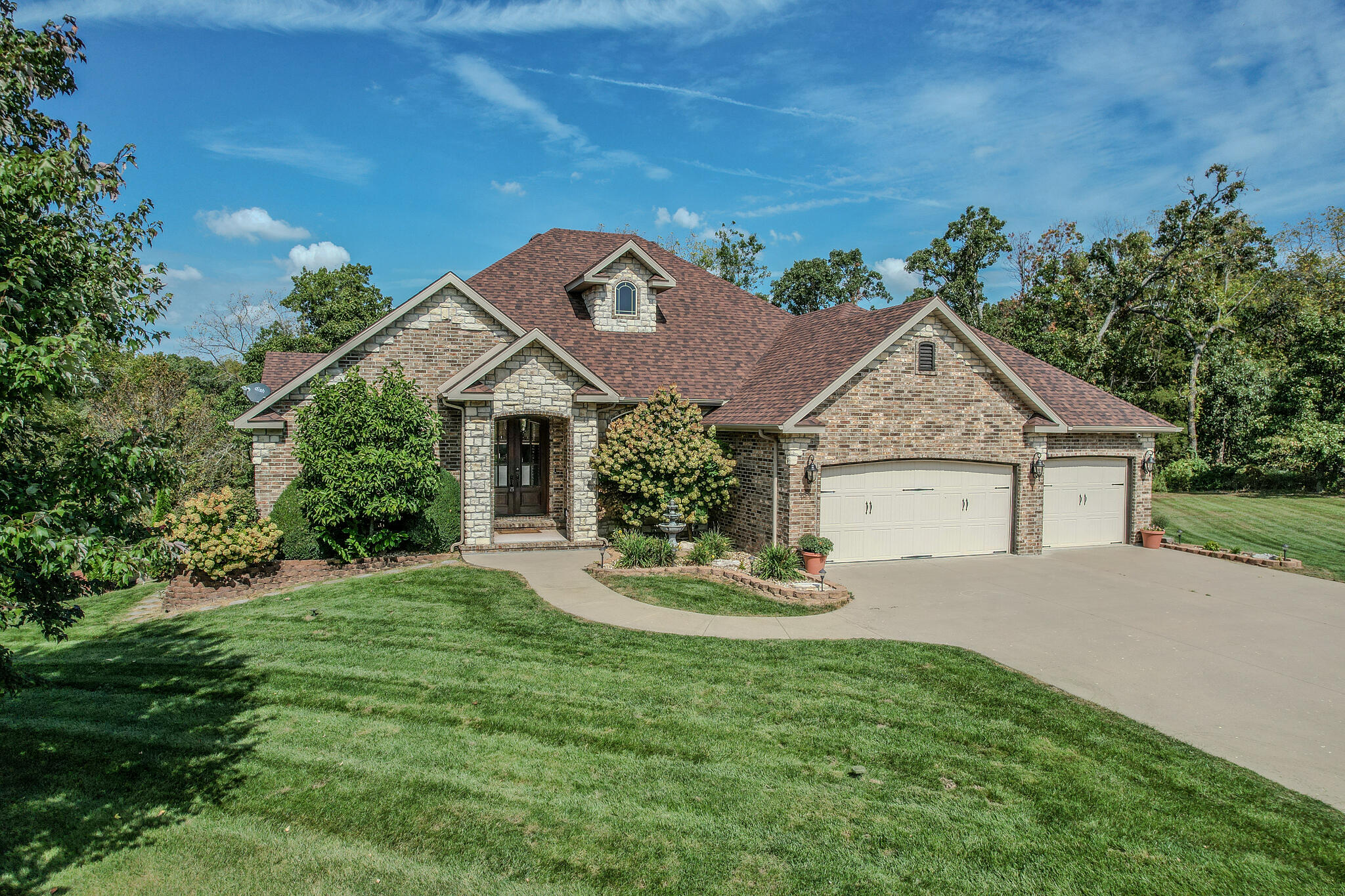 959 Cobblestone Court Property Photo 3
