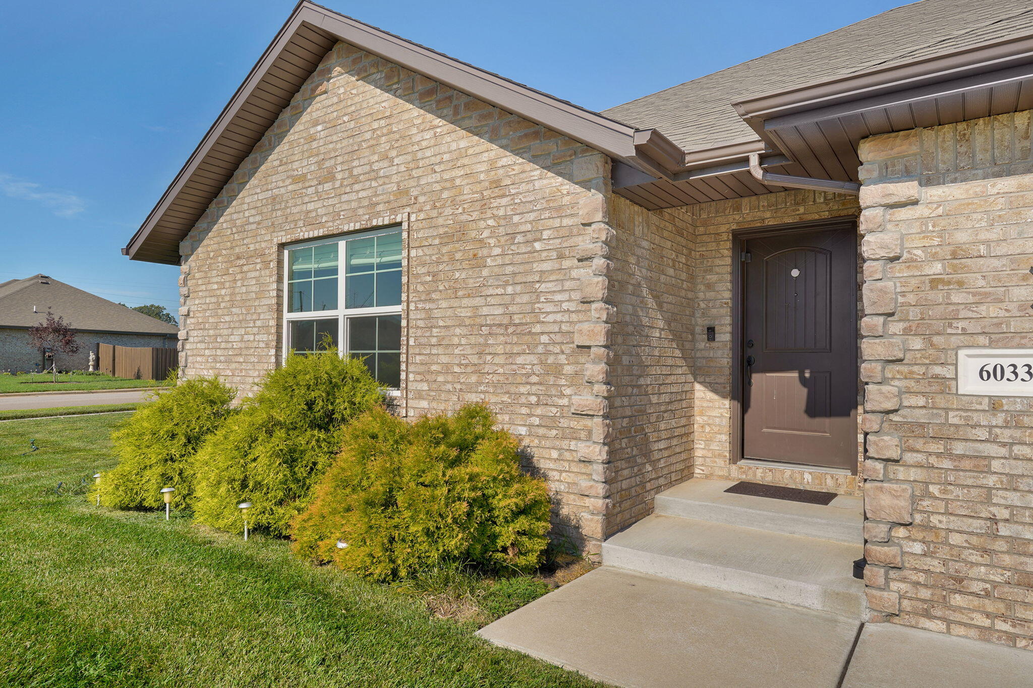 6033 South Iris Lane Property Photo 4