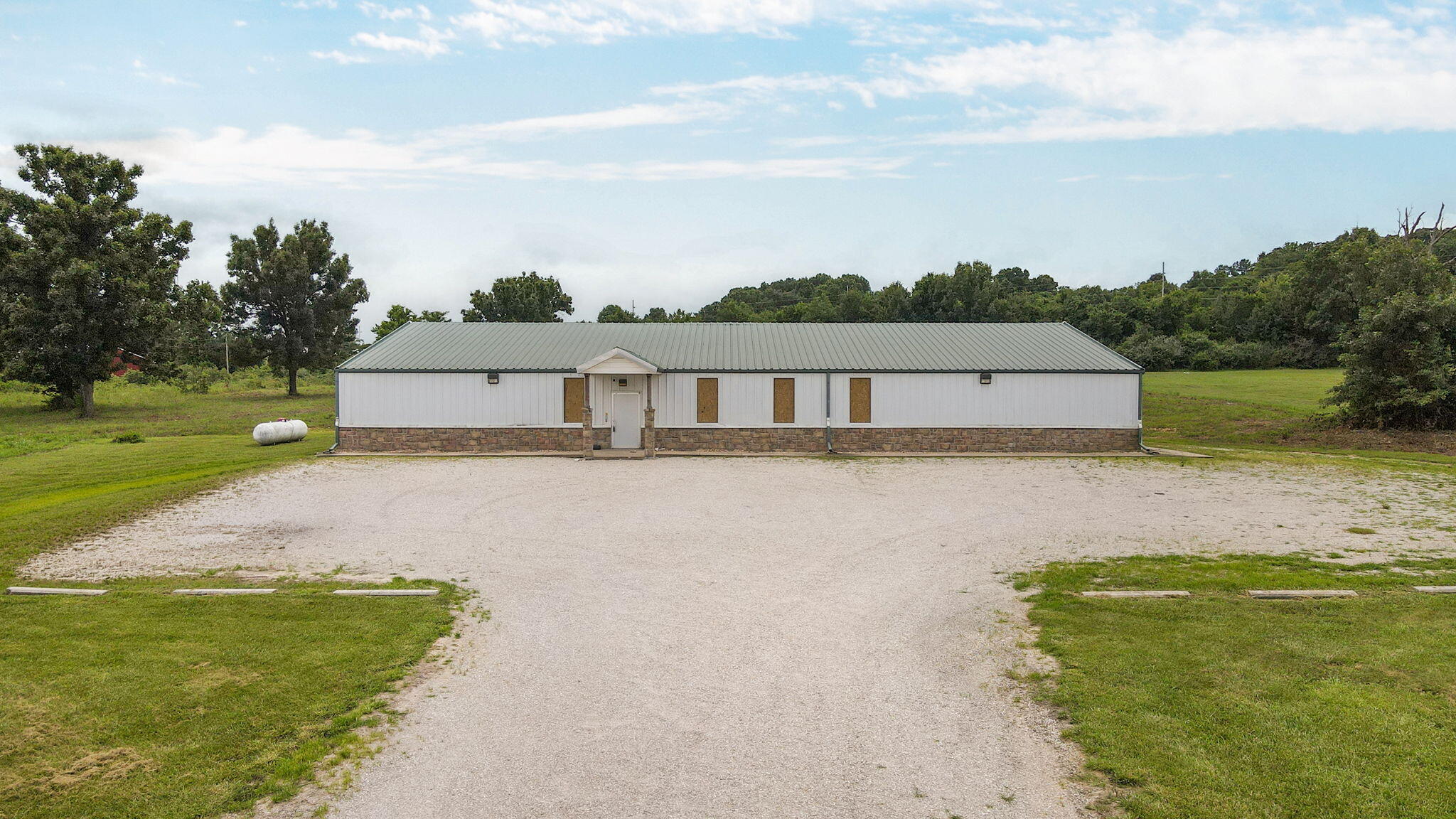 990 Schoolview Drive Property Photo 1