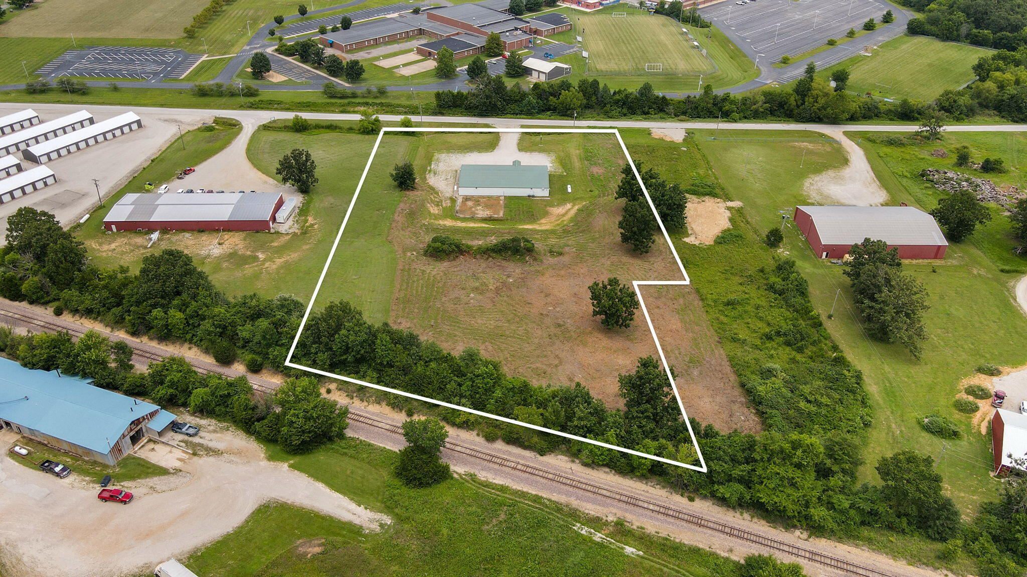 990 Schoolview Drive Property Photo 3