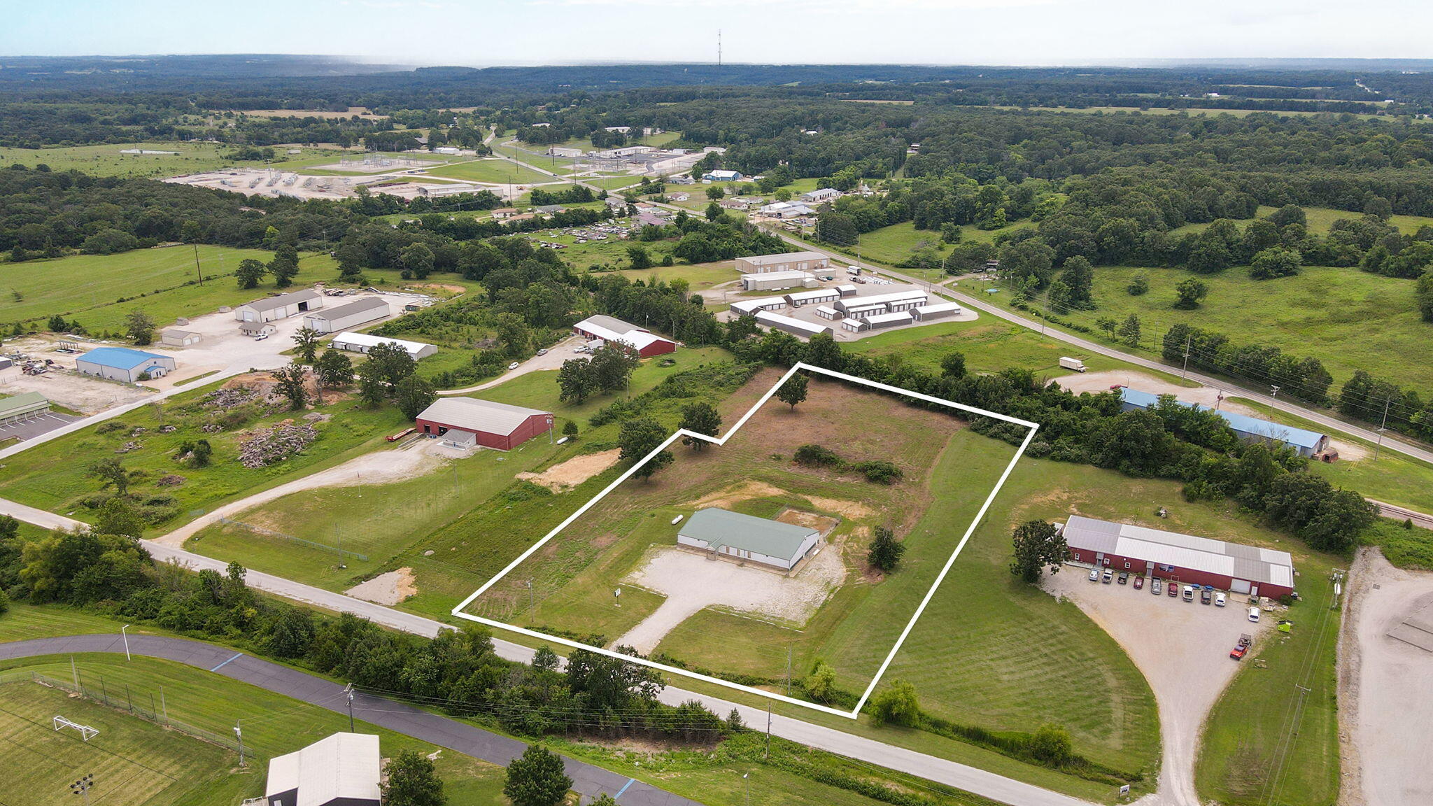 990 Schoolview Drive Property Photo 4