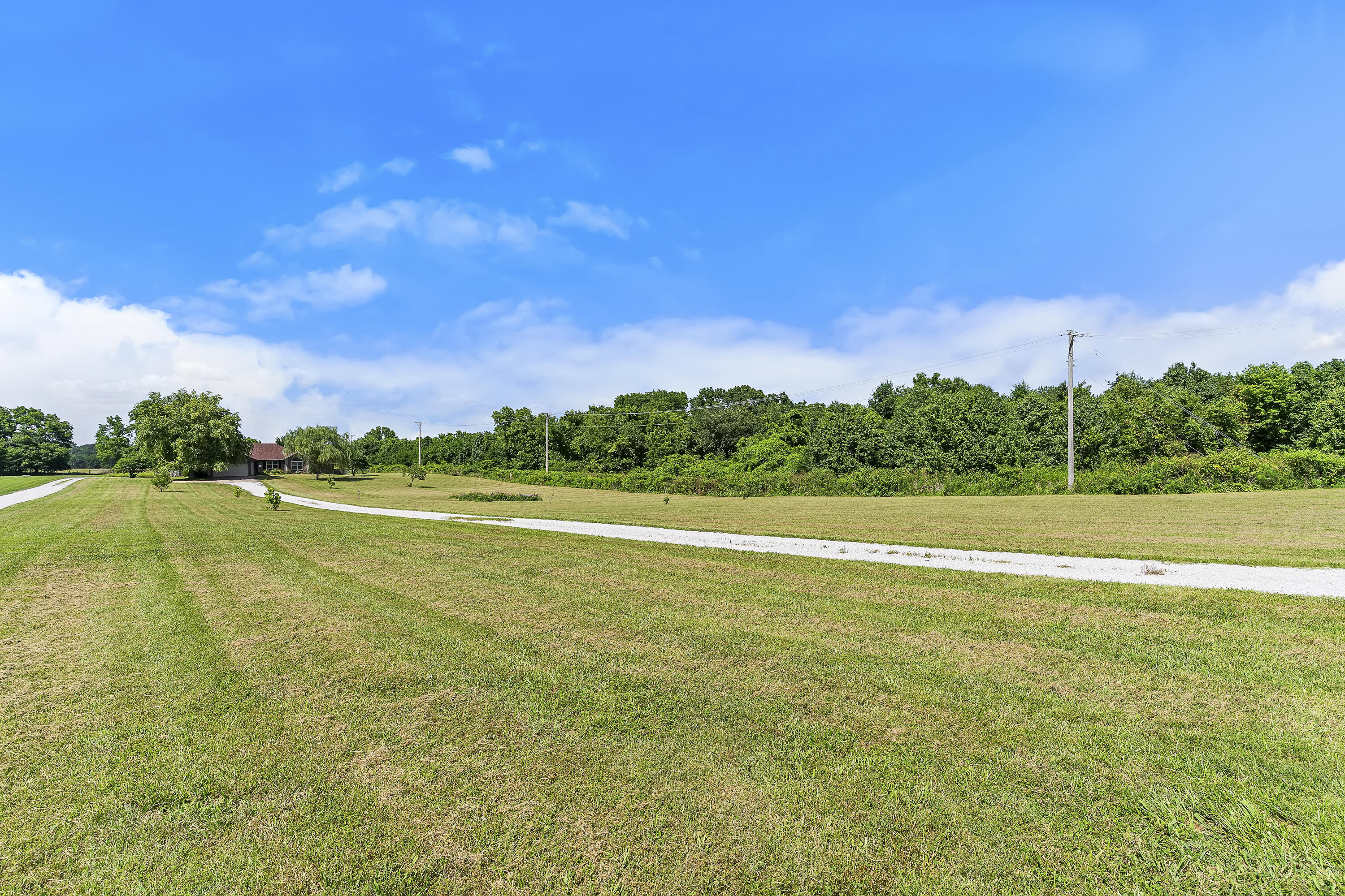 7103 West Farm Road 94 Property Photo 3