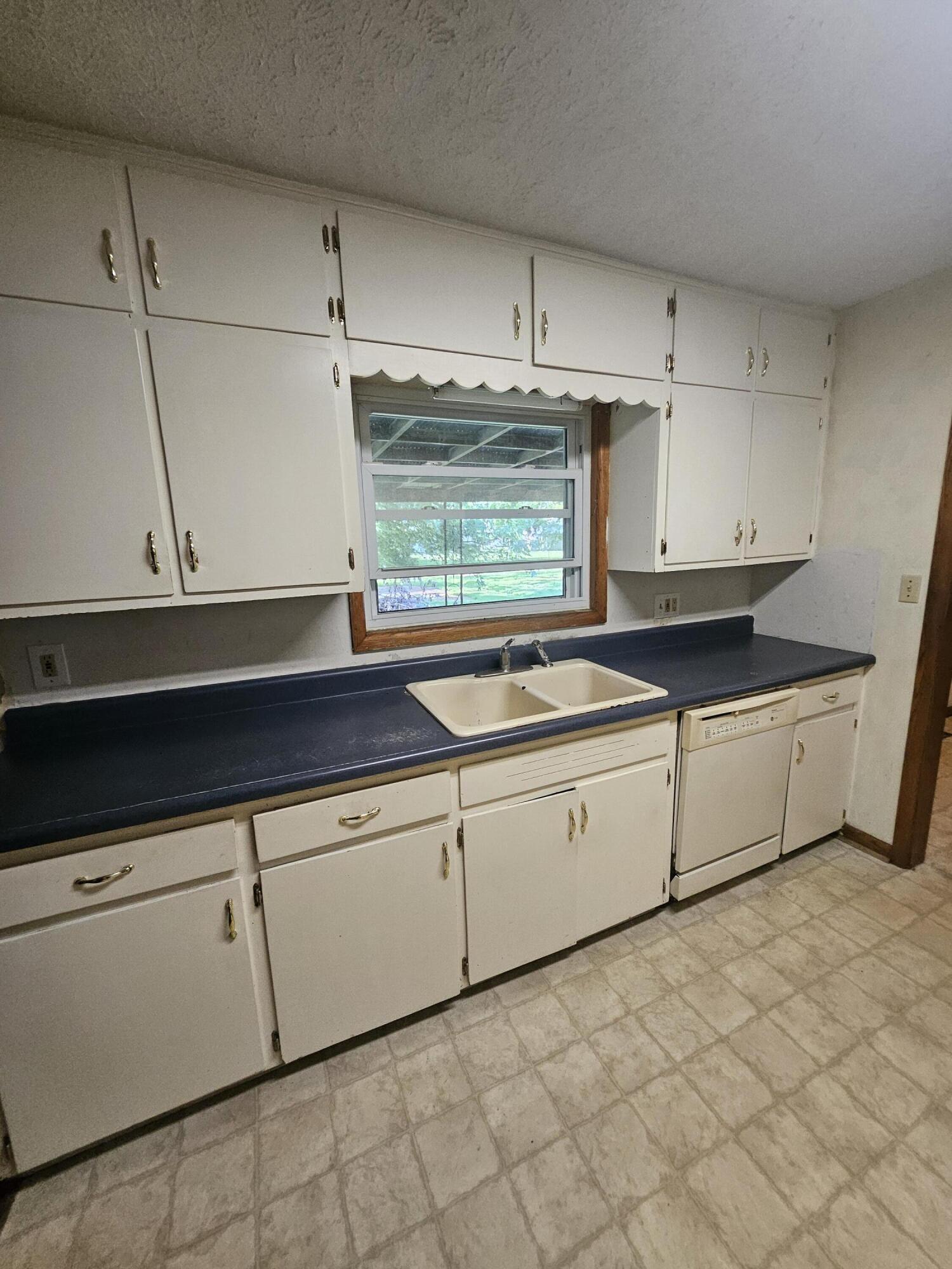 443 West County Street Property Photo 9