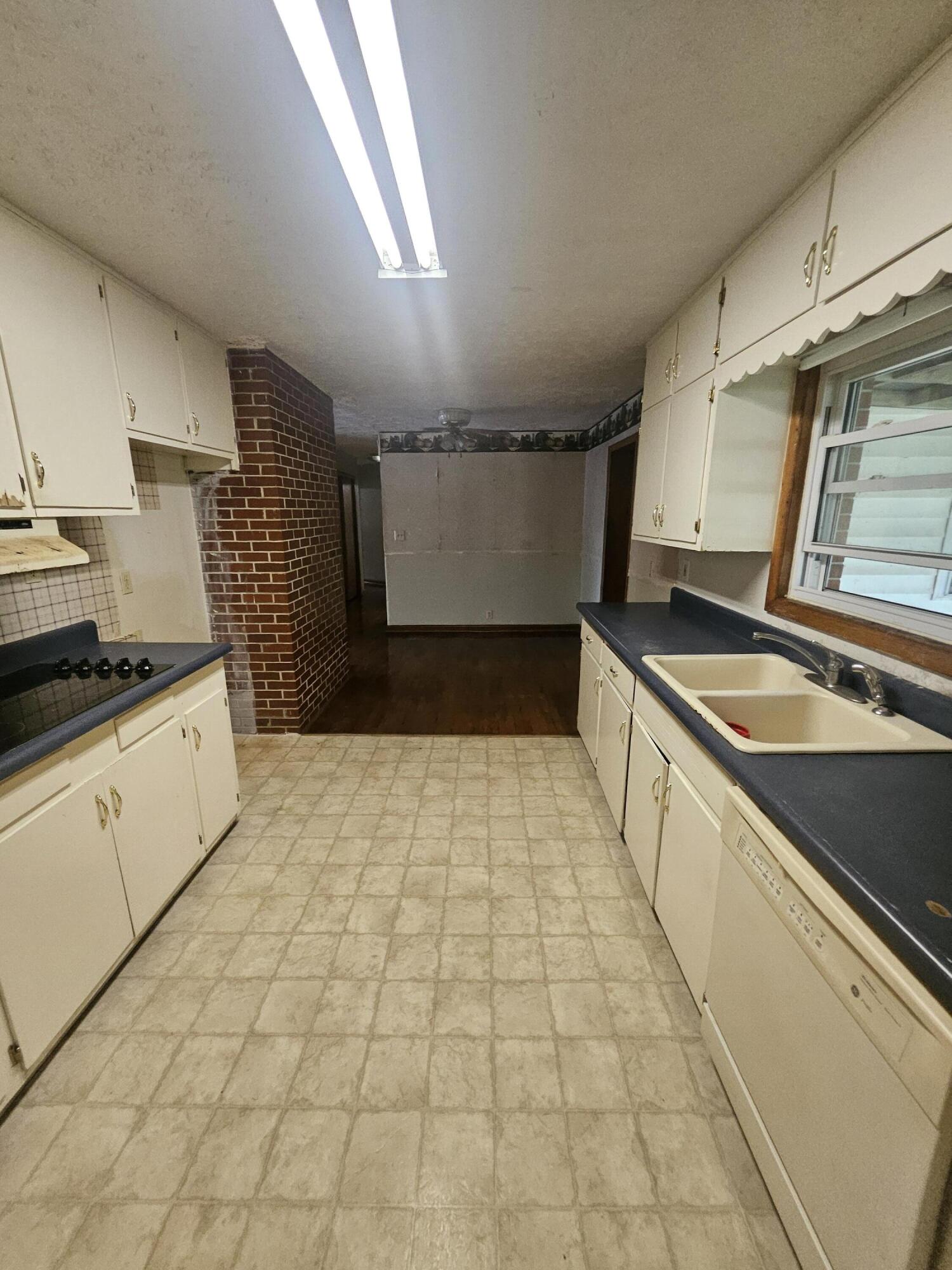 443 West County Street Property Photo 11