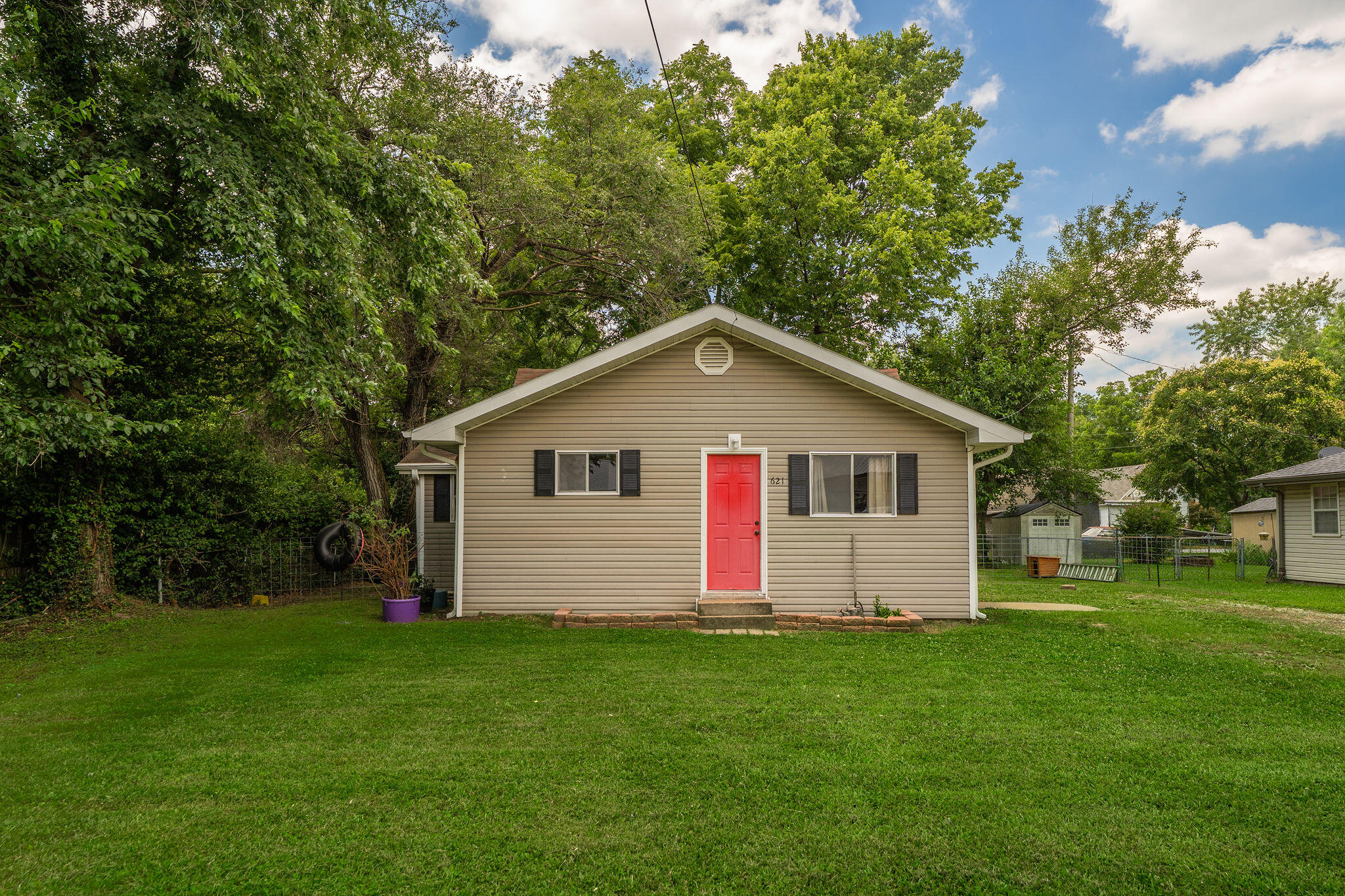 621 North Walnut Avenue Property Photo 1
