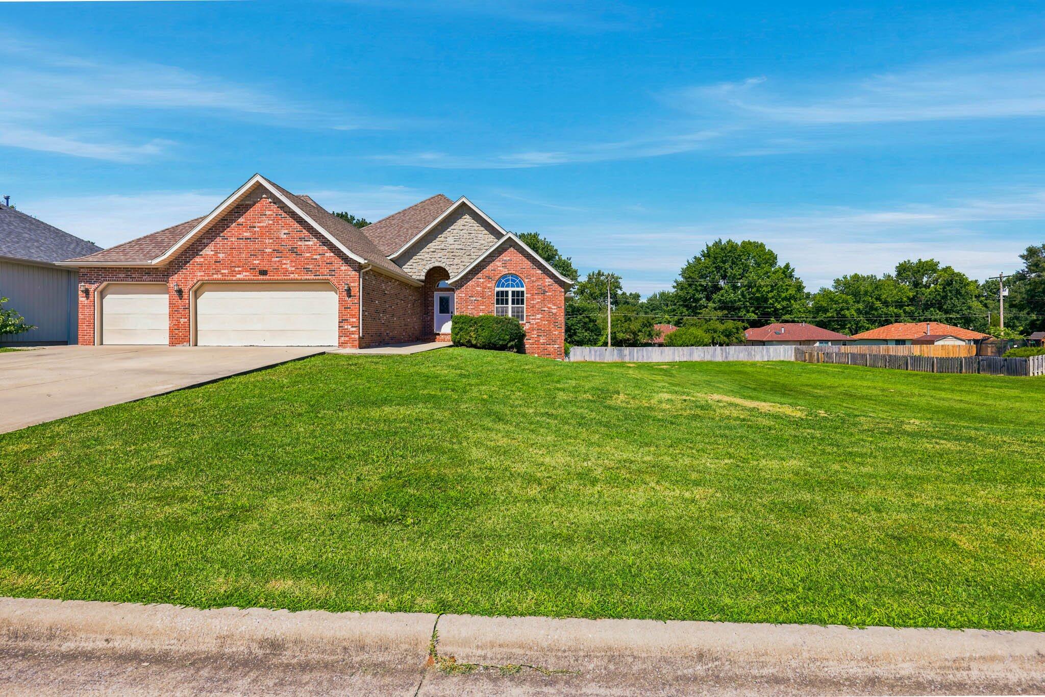 5561 South Pinehurst Avenue Property Photo 4
