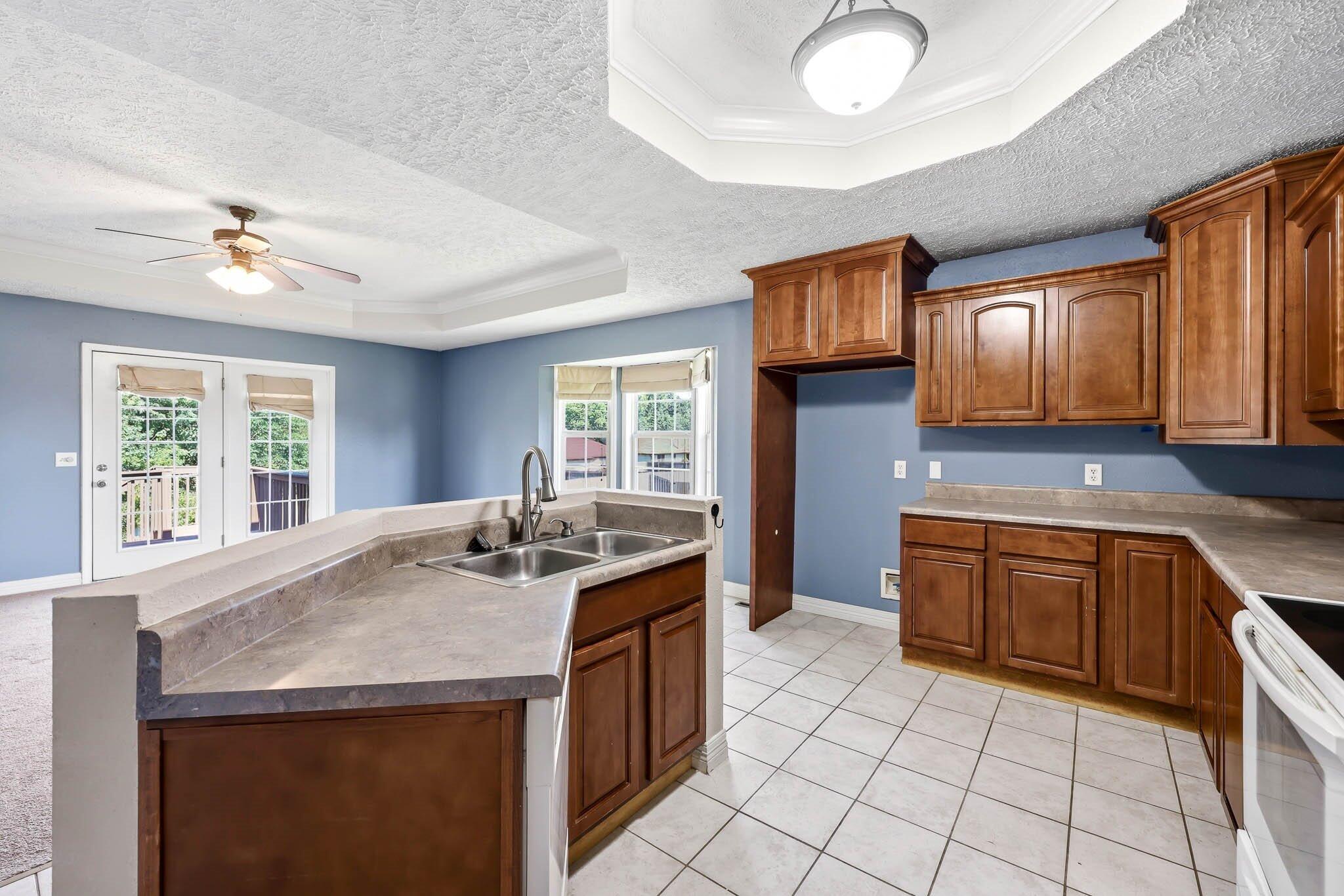 5561 South Pinehurst Avenue Property Photo 8