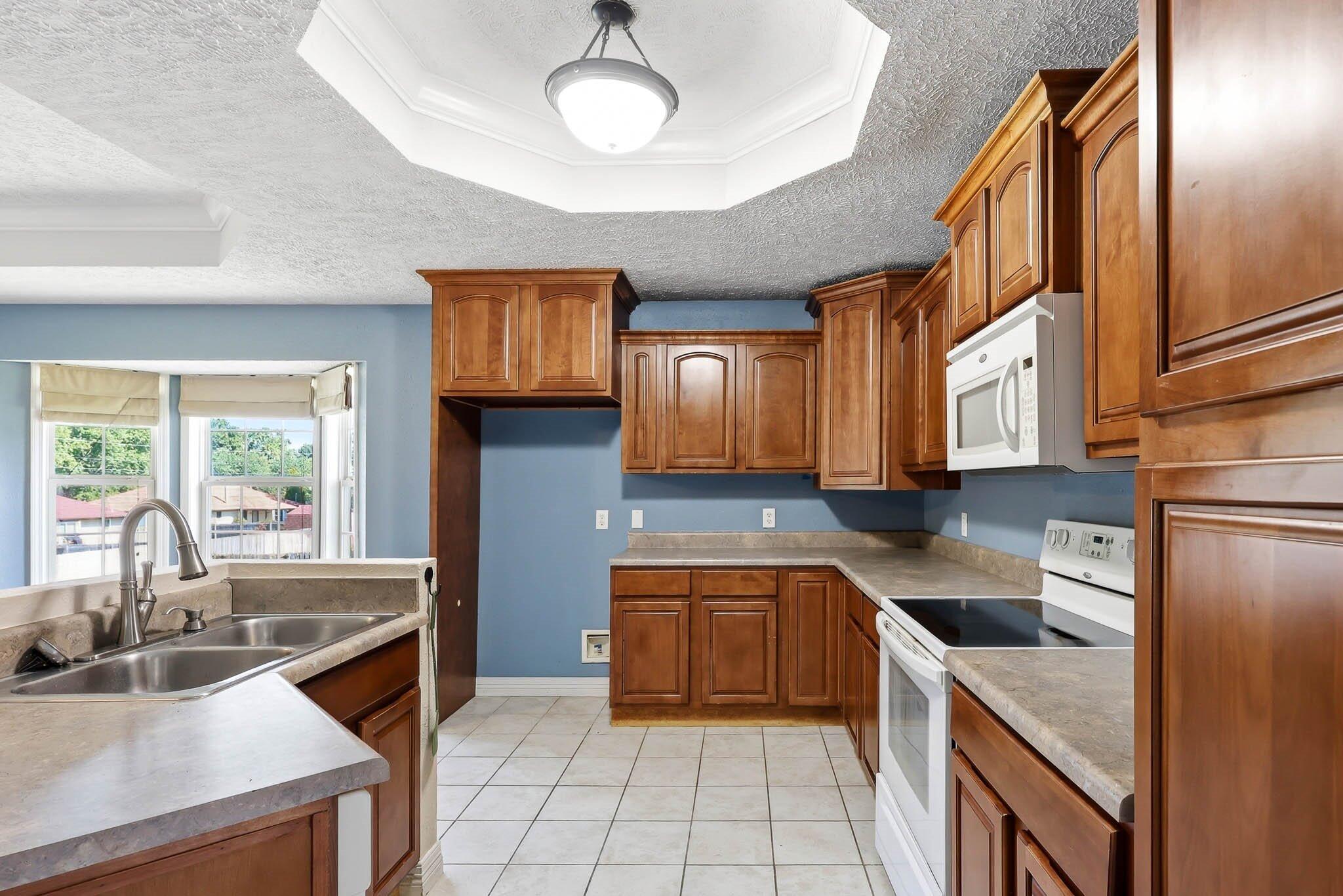 5561 South Pinehurst Avenue Property Photo 9