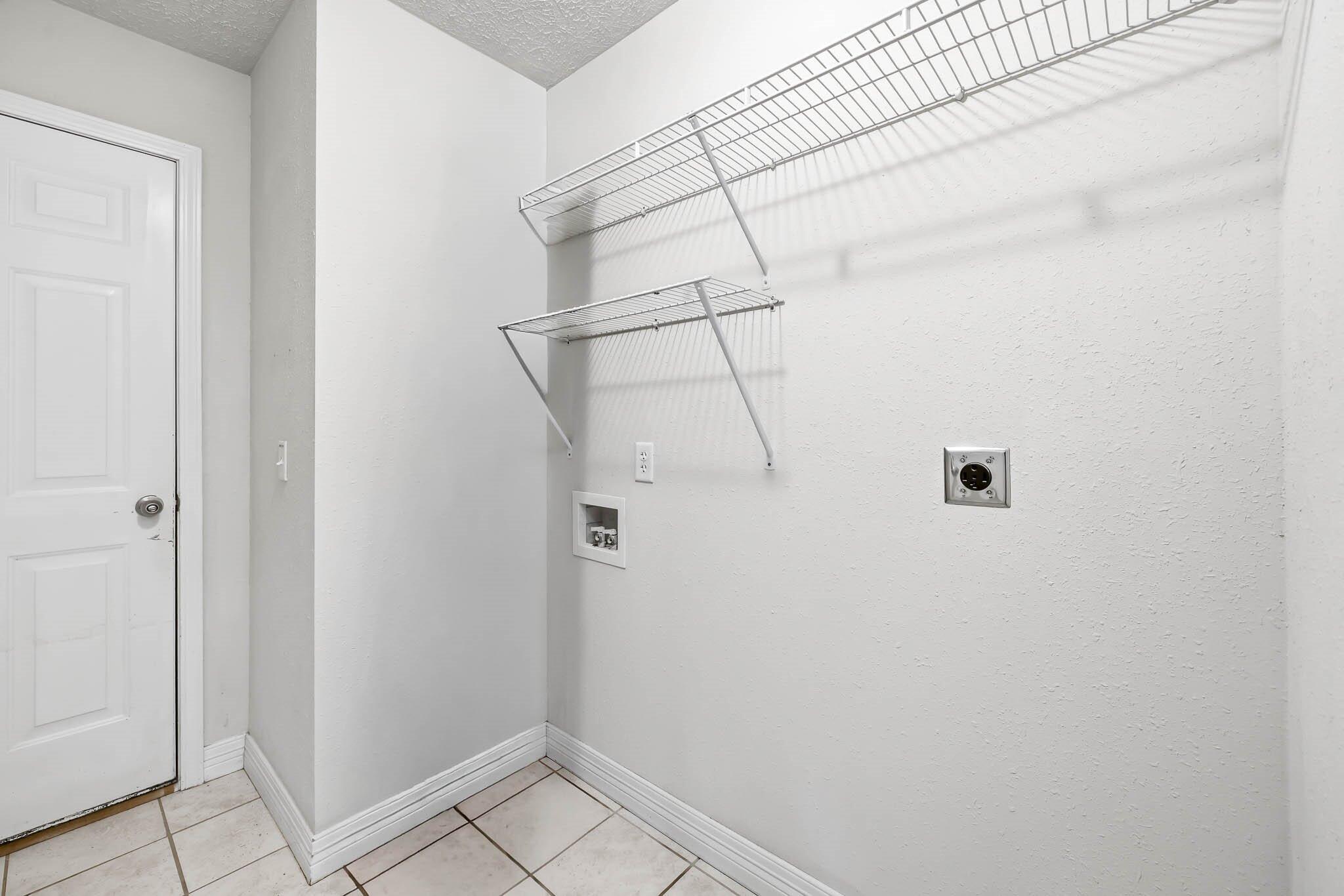 5561 South Pinehurst Avenue Property Photo 16