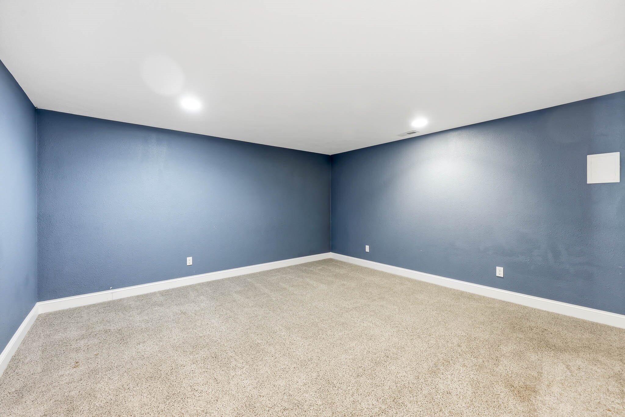 5561 South Pinehurst Avenue Property Photo 28