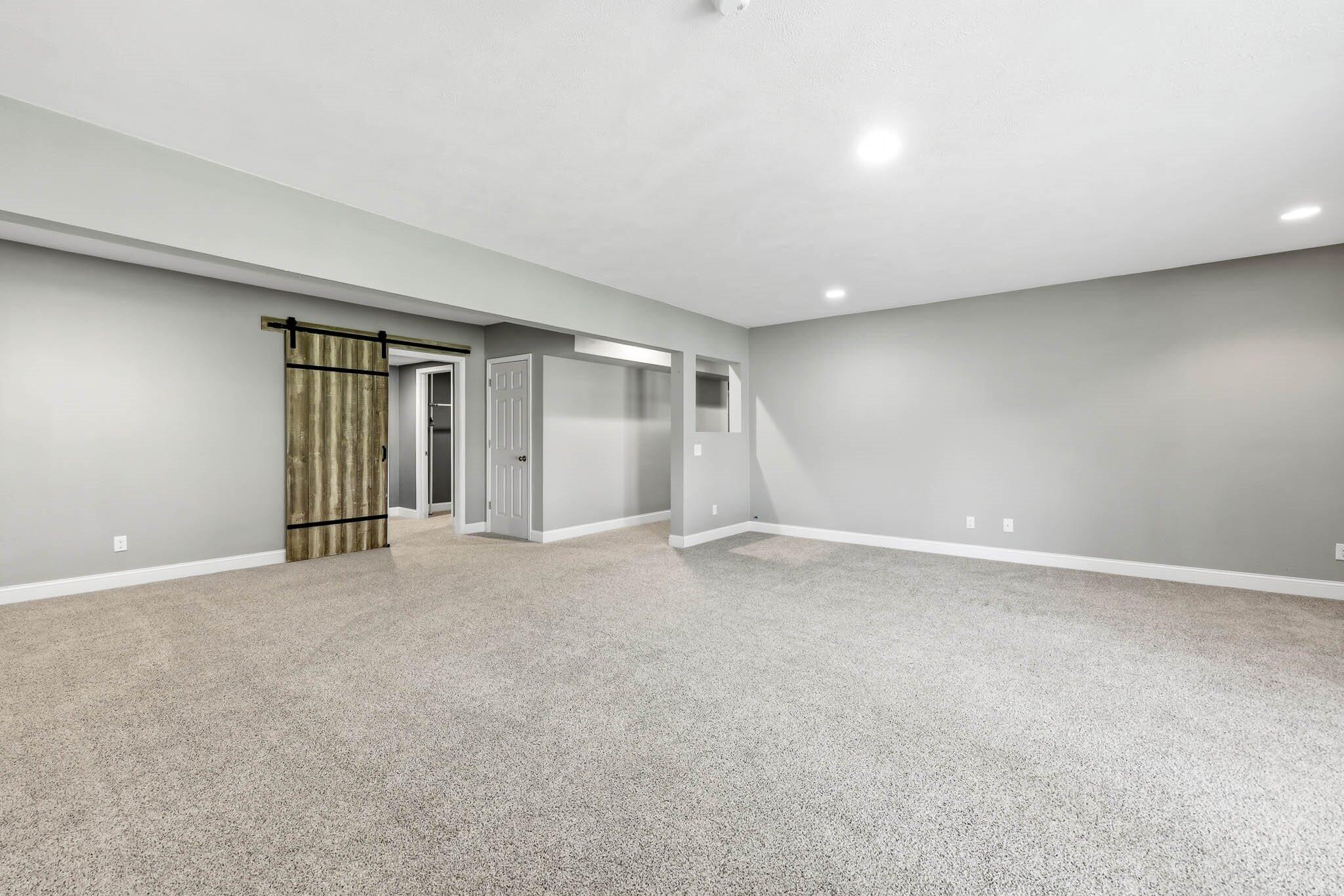 5561 South Pinehurst Avenue Property Photo 30