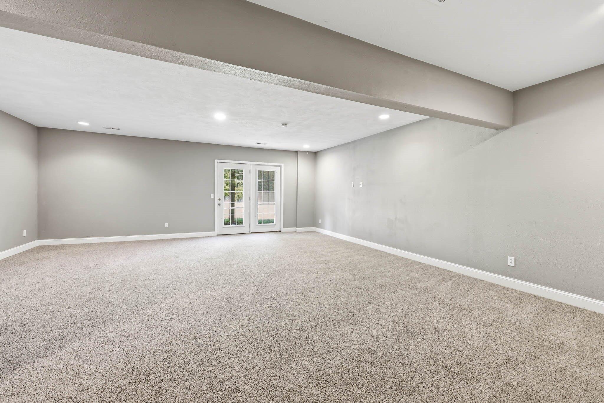 5561 South Pinehurst Avenue Property Photo 32