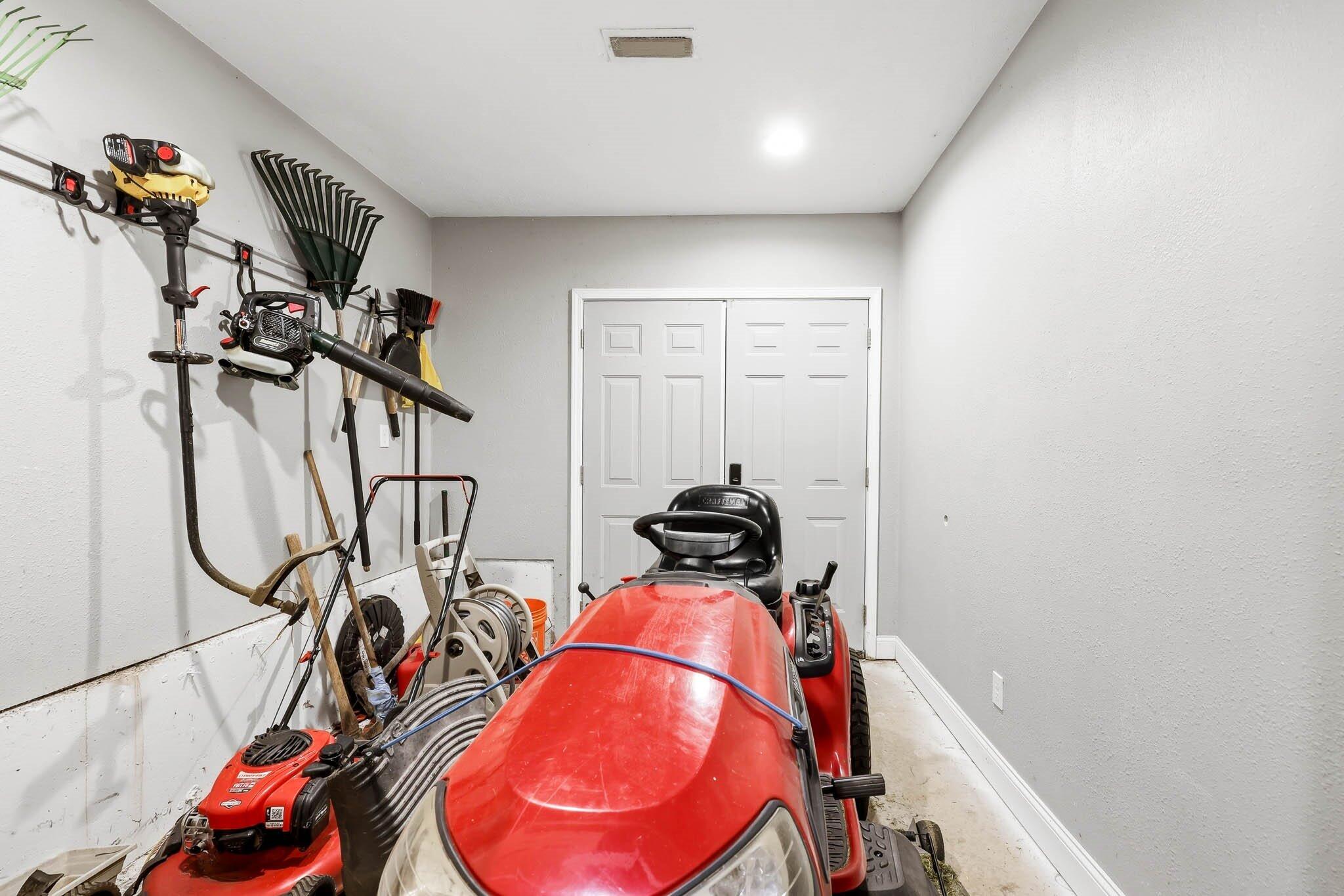 5561 South Pinehurst Avenue Property Photo 33