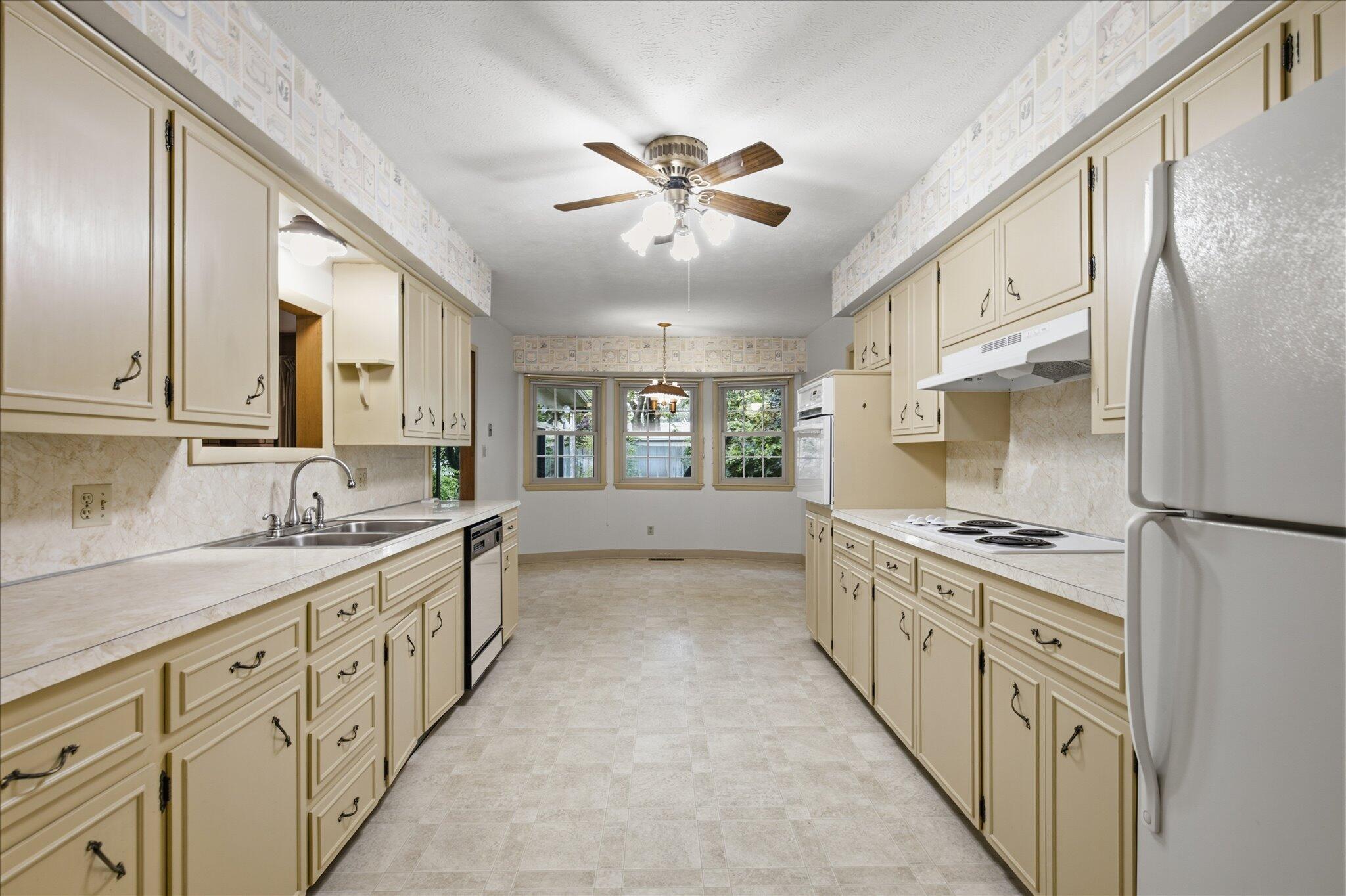 1860 East Meadow Drive Property Photo 6