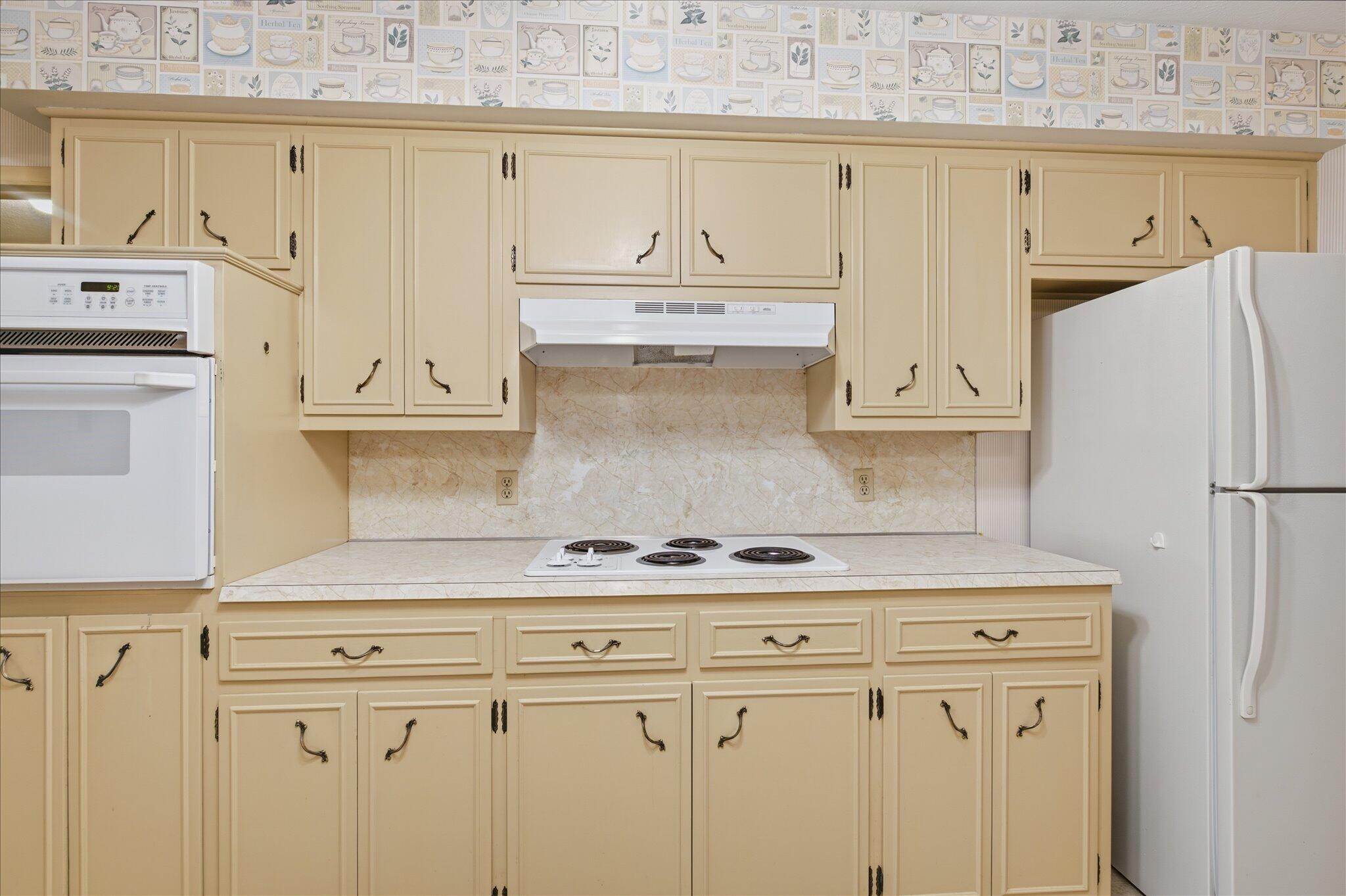 1860 East Meadow Drive Property Photo 8
