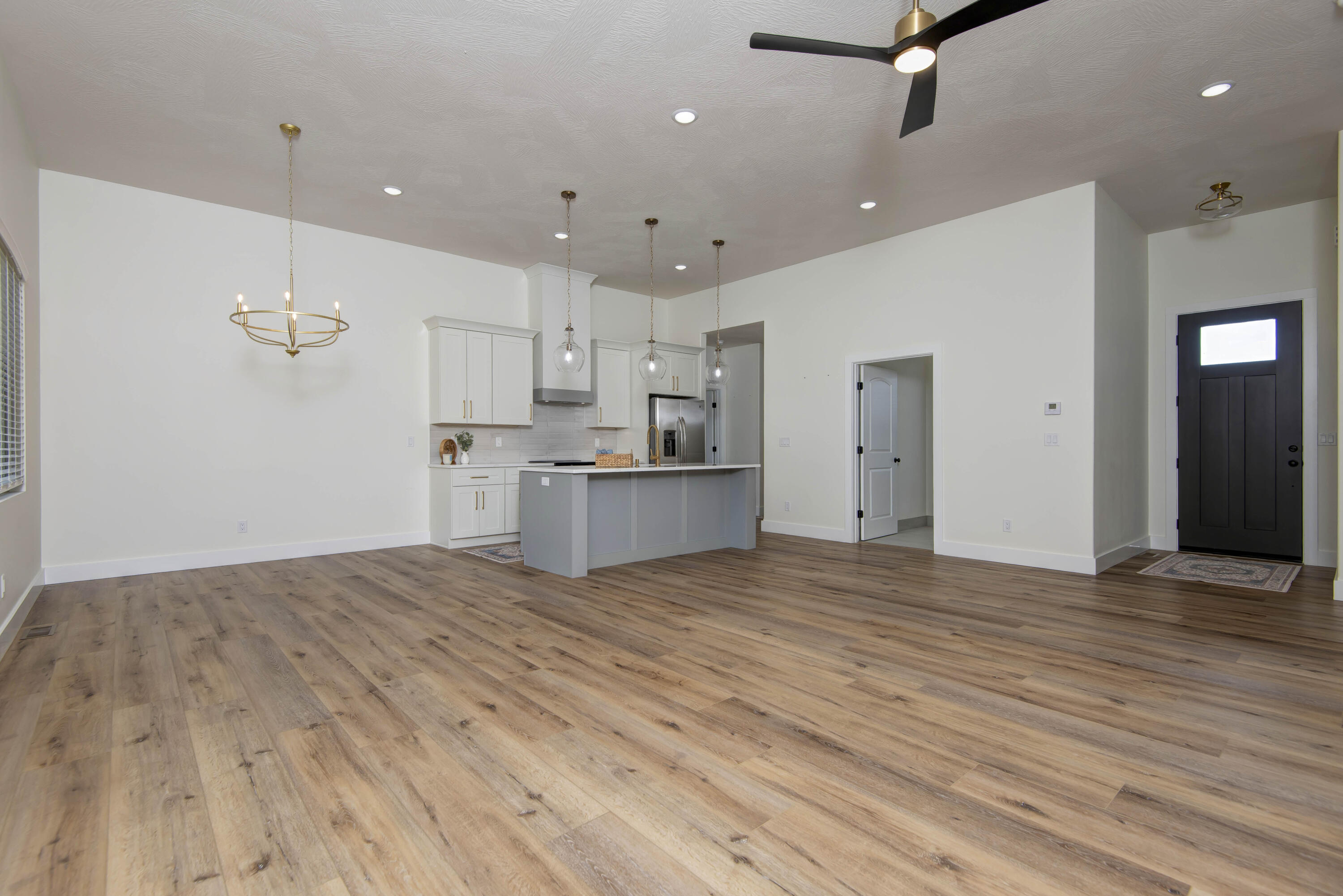 1539 West Gaslight Drive Property Photo 6