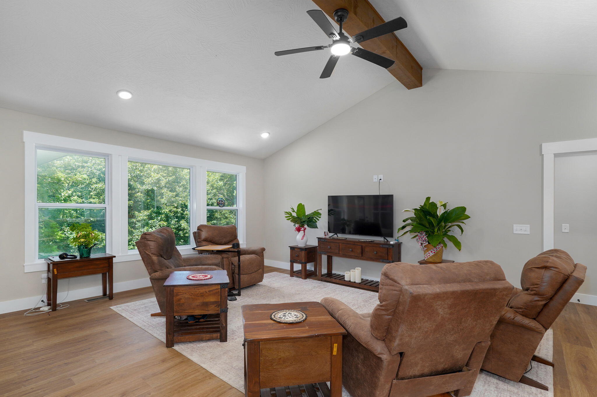 385 Plumtree Drive Property Photo 6