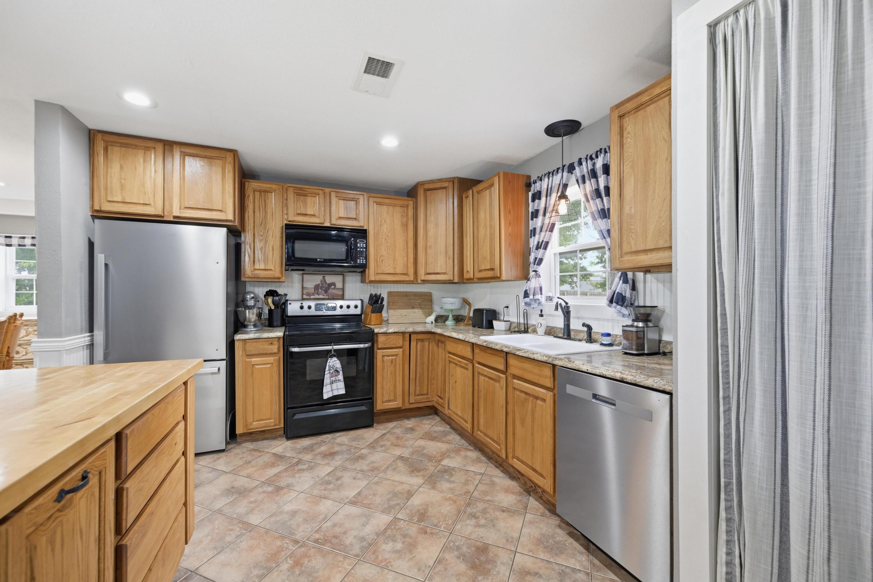 22733 Lawrence 1050 Property Photo 11