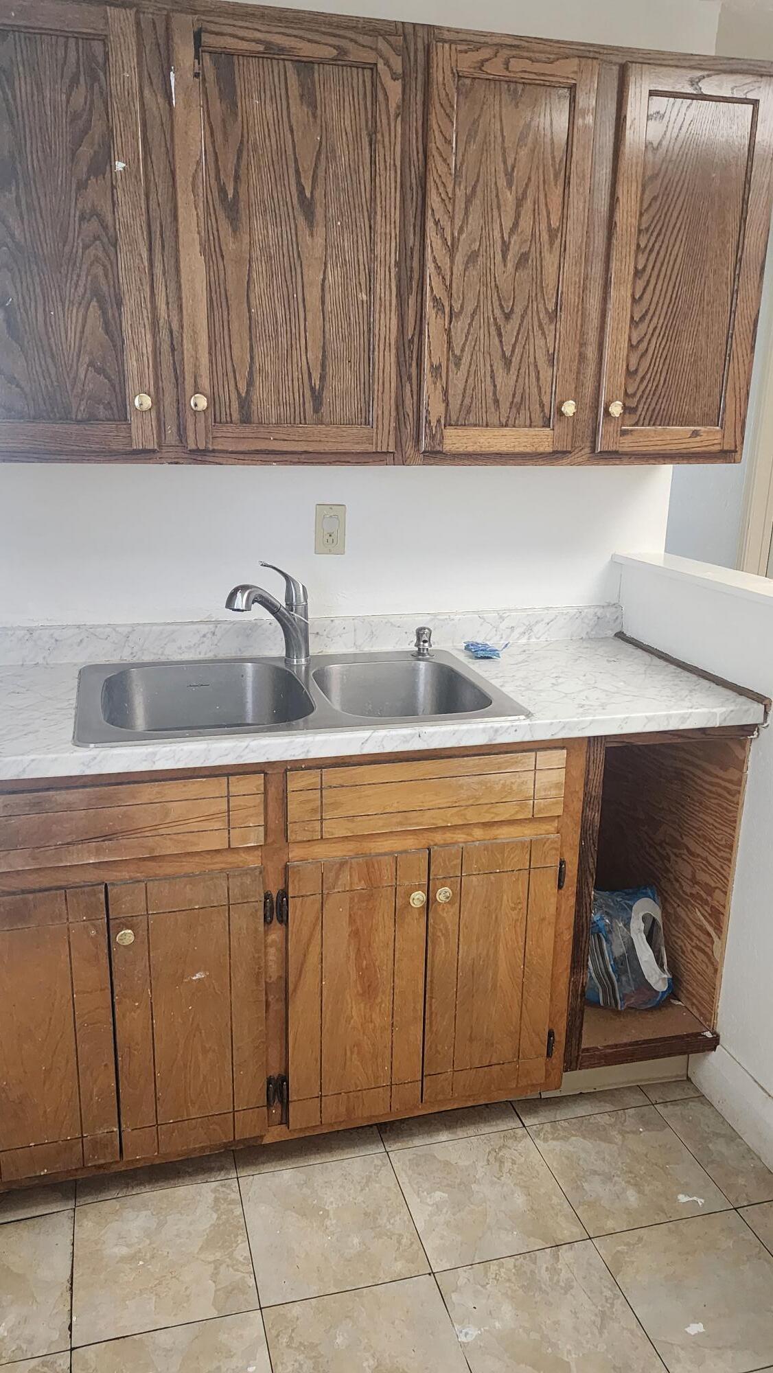 527 East Cleveland Property Photo 3