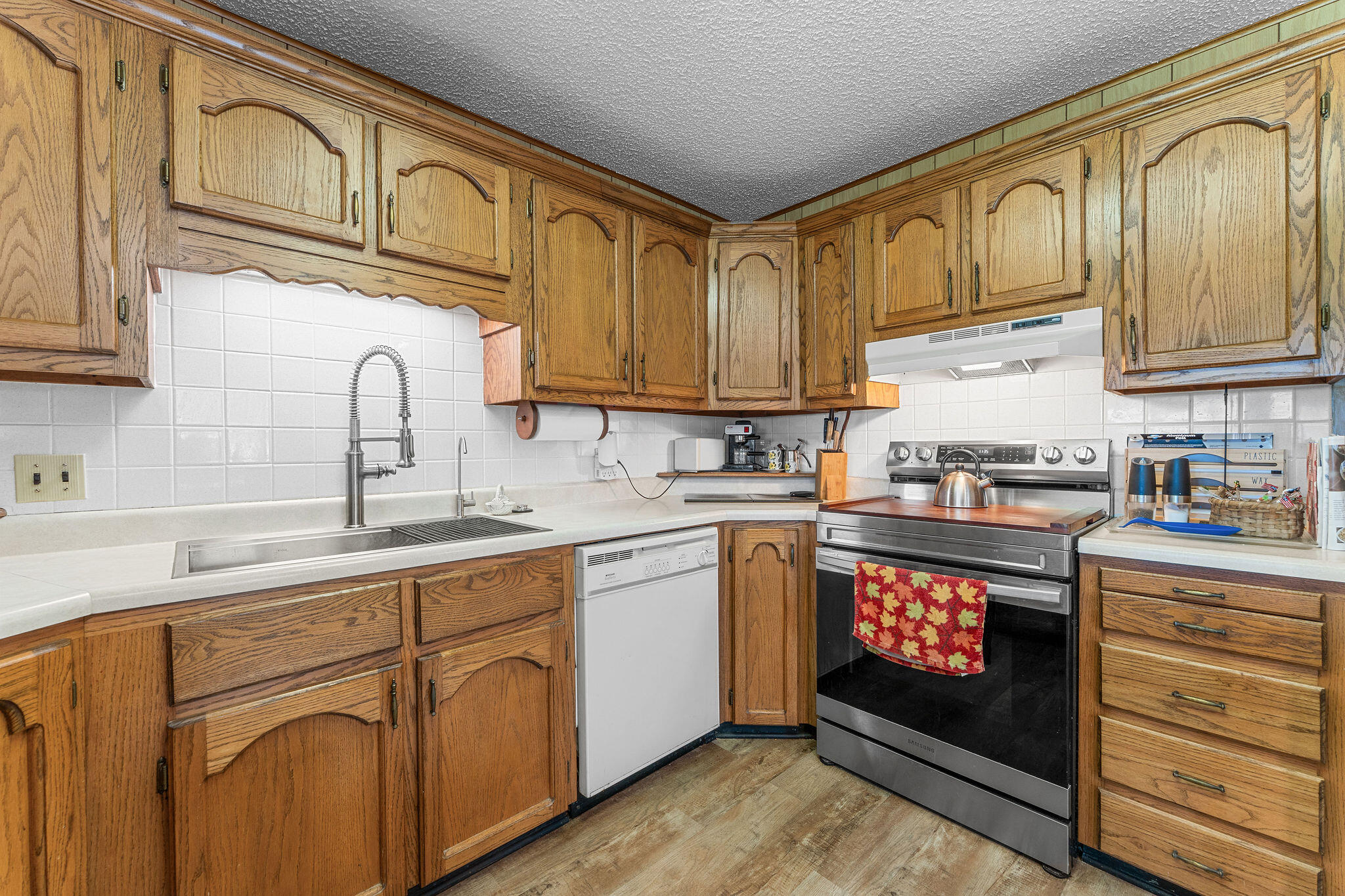 25691 Hillcrest Drive Property Photo 6